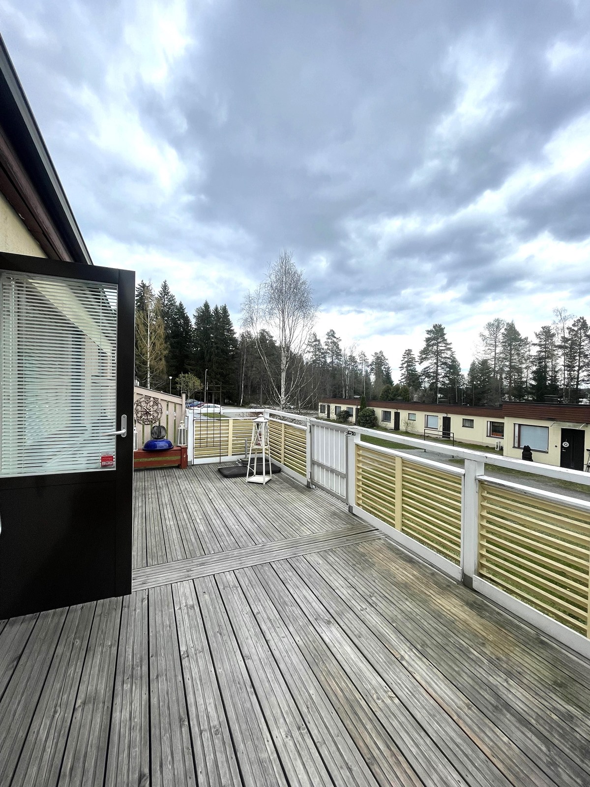 aurinkoinen piha etelään