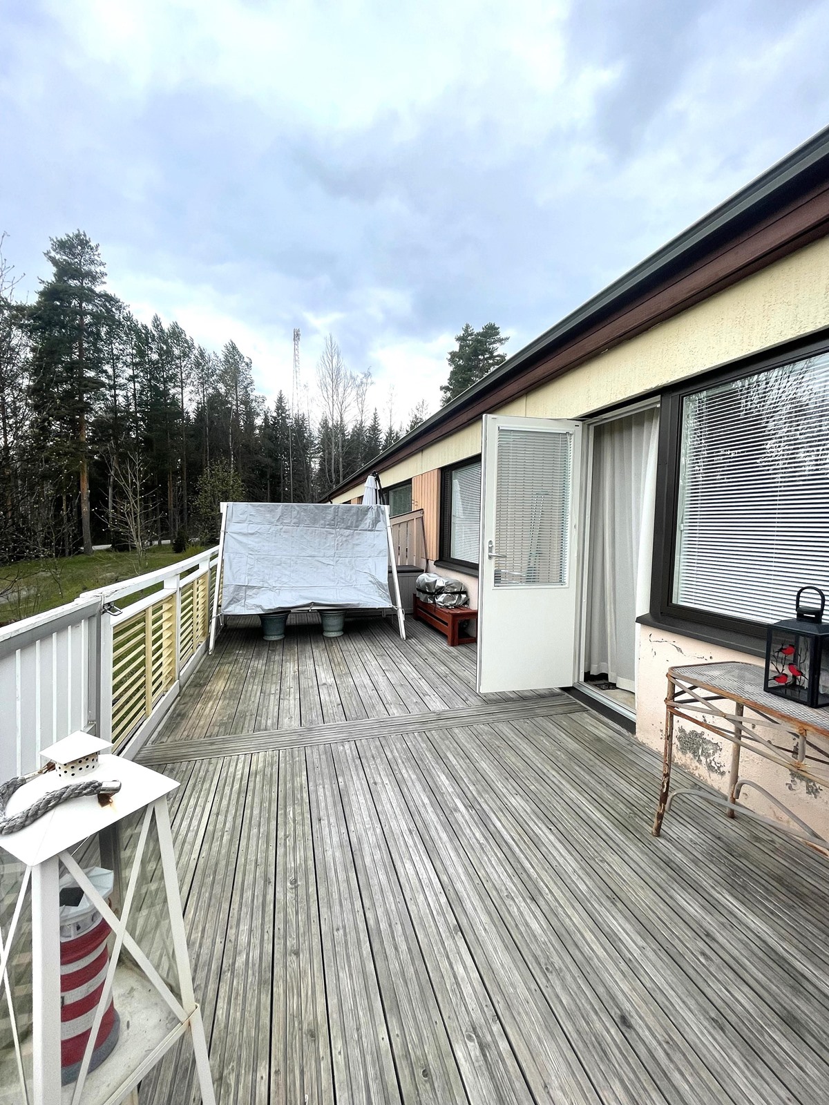 aurinkoinen piha etelään