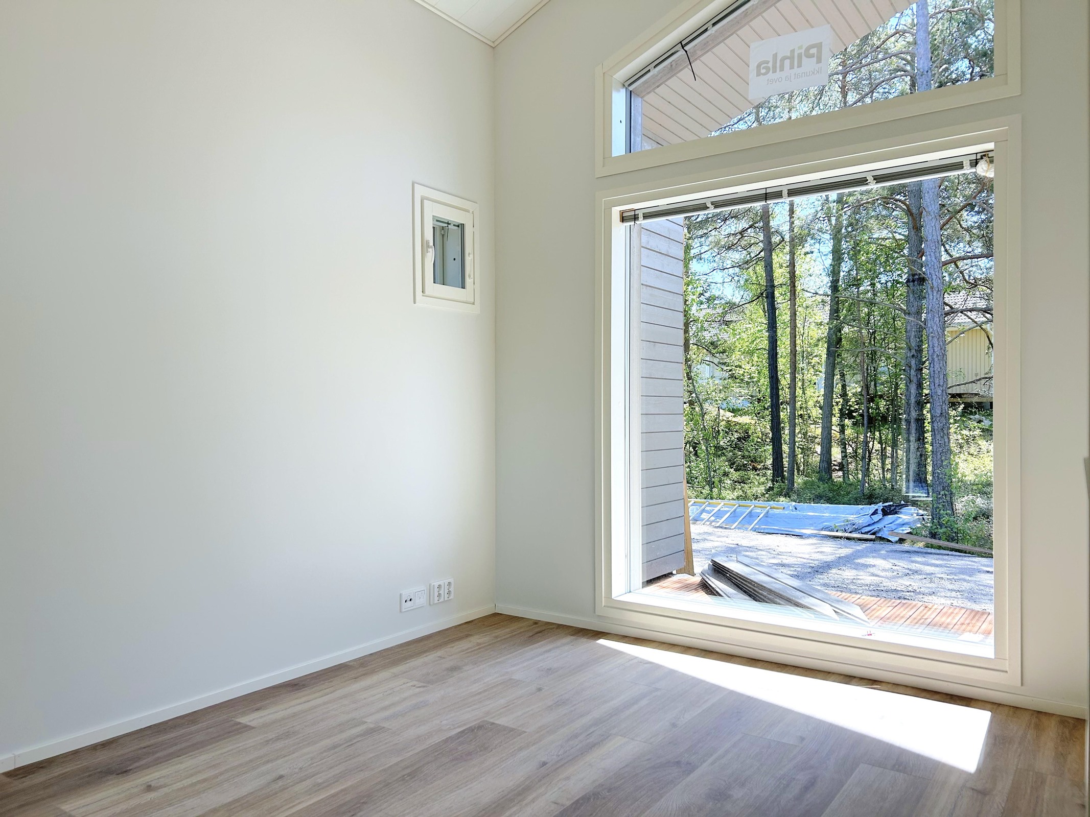 Makuuhuone olohuoneen vieressä