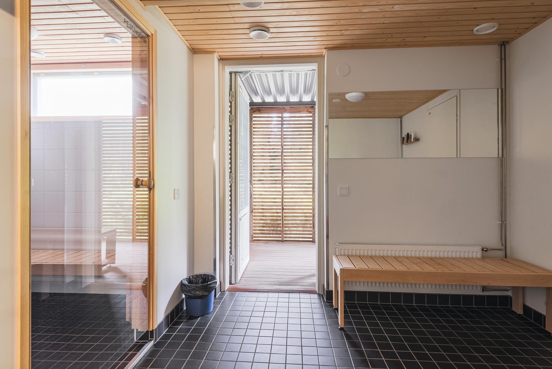 Taloyhtiön saunaosastoa vilvoittelutiloineen
