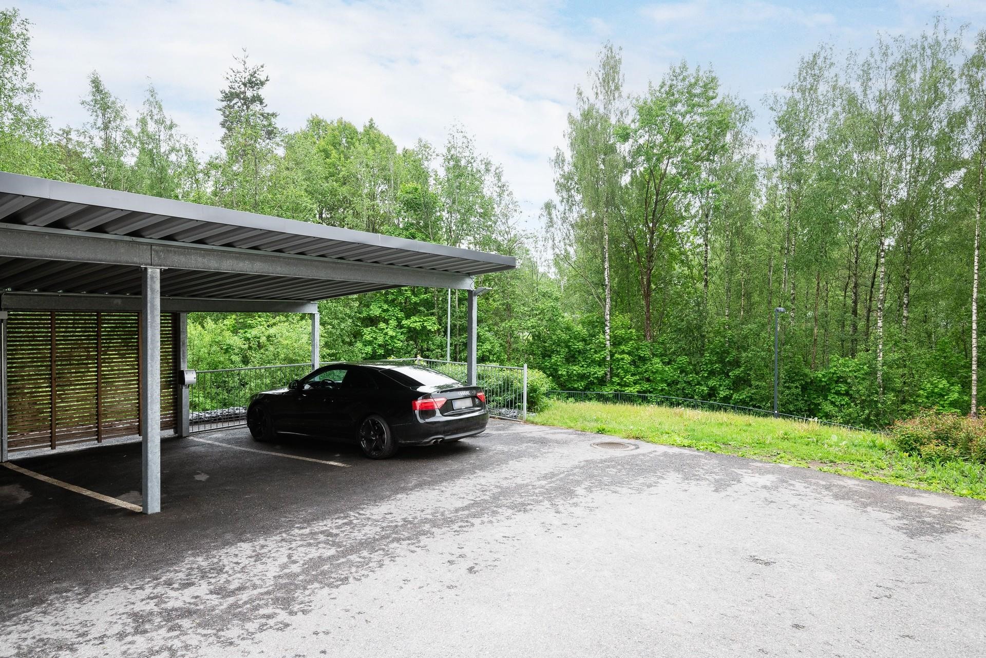 Reunimmainen autokatospaikka liki ulko-oven edessä