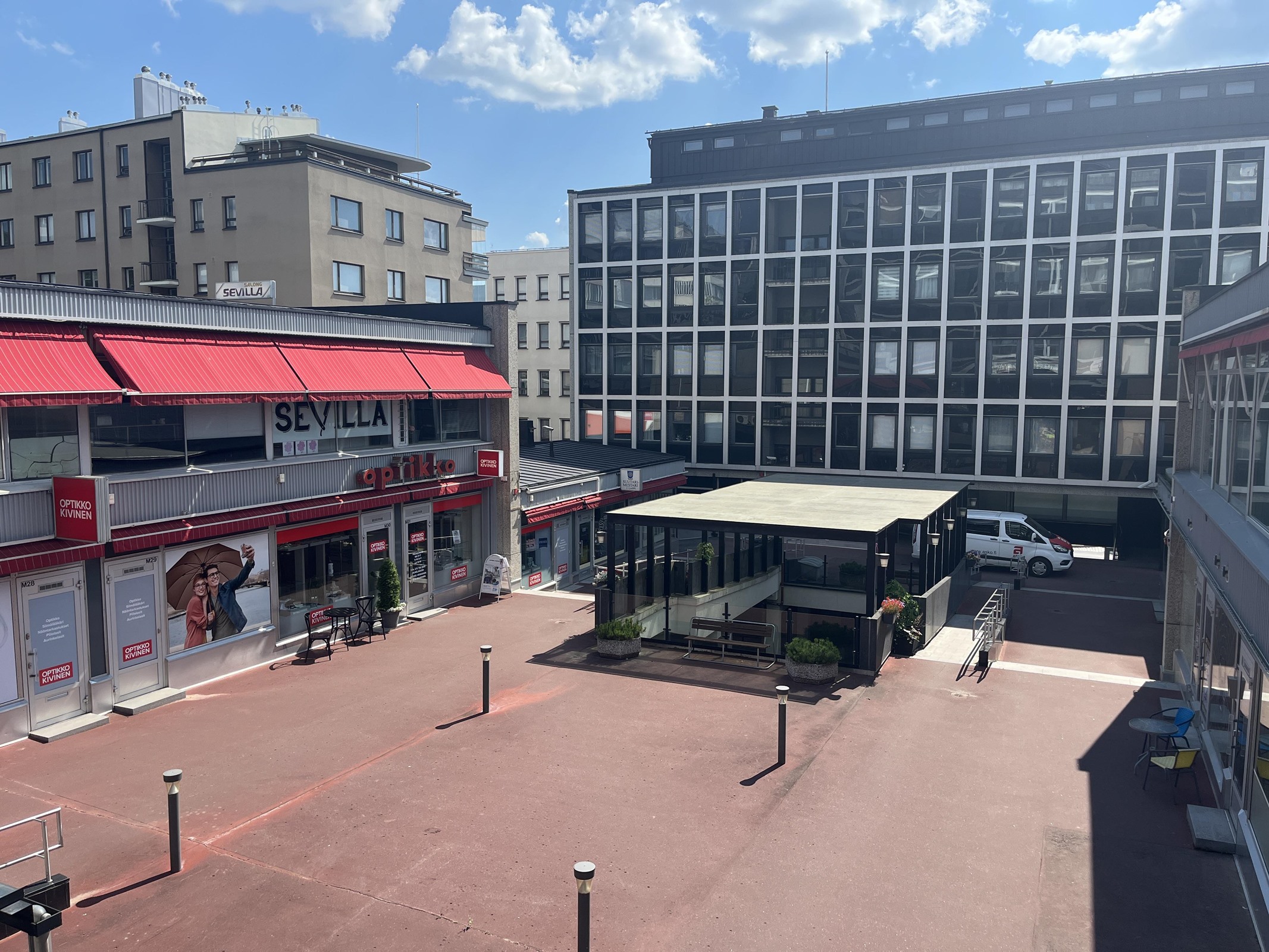 Sisäpihalle päin