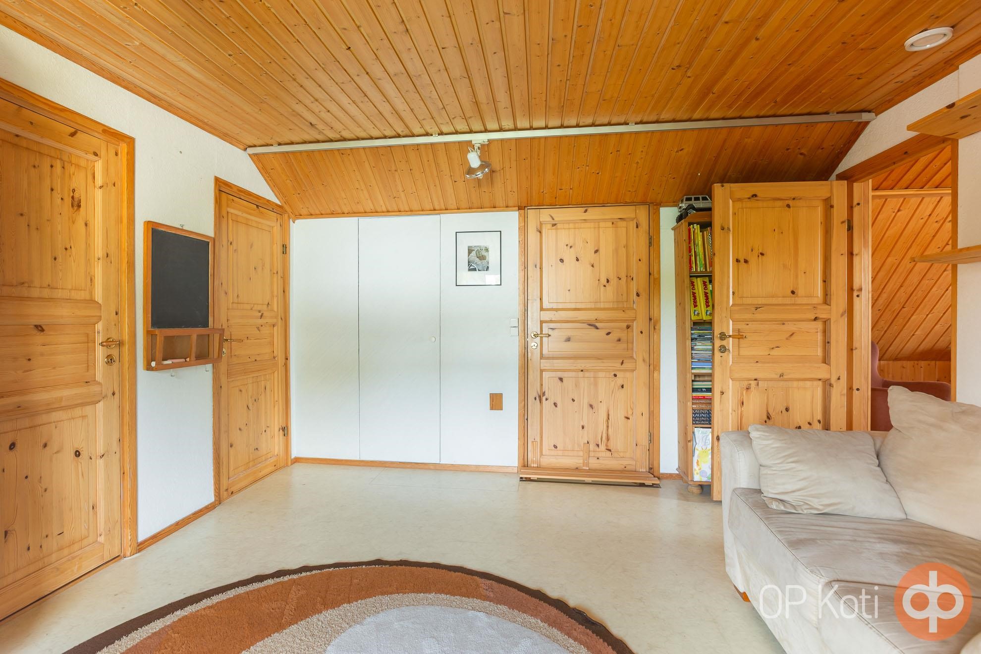 yläkerran aula, oikealla mh, vasemalla pesuhuone j