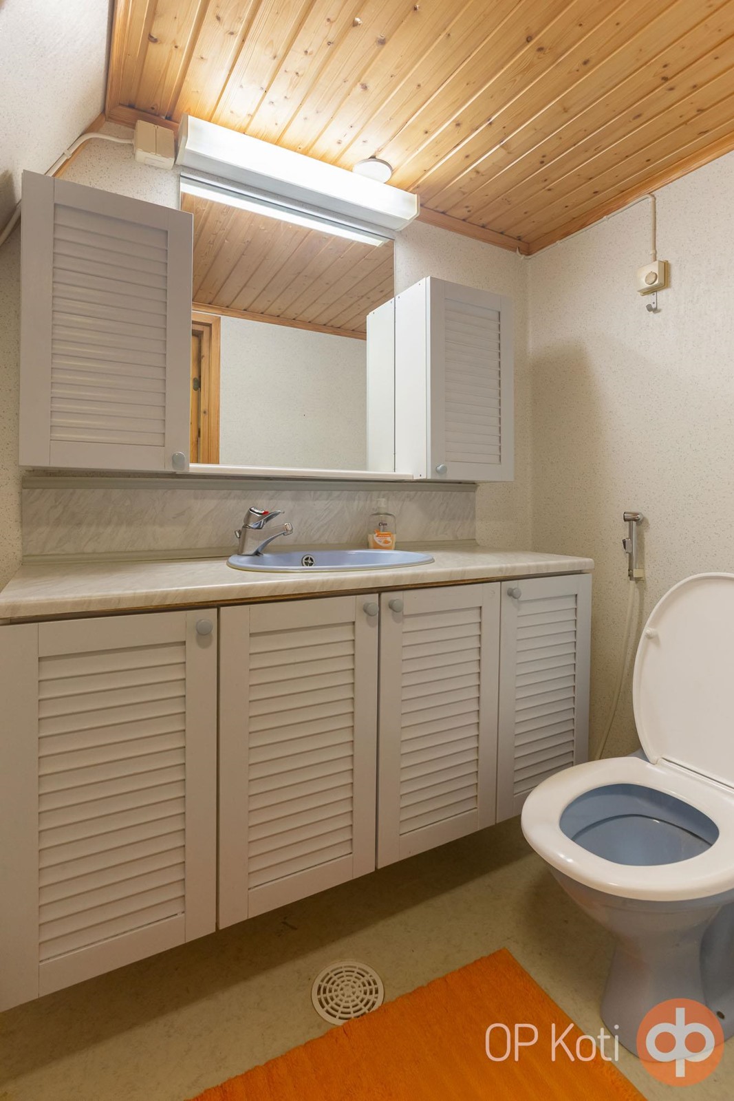 wc yläkerrassa pukuhuoneen yhteydessä