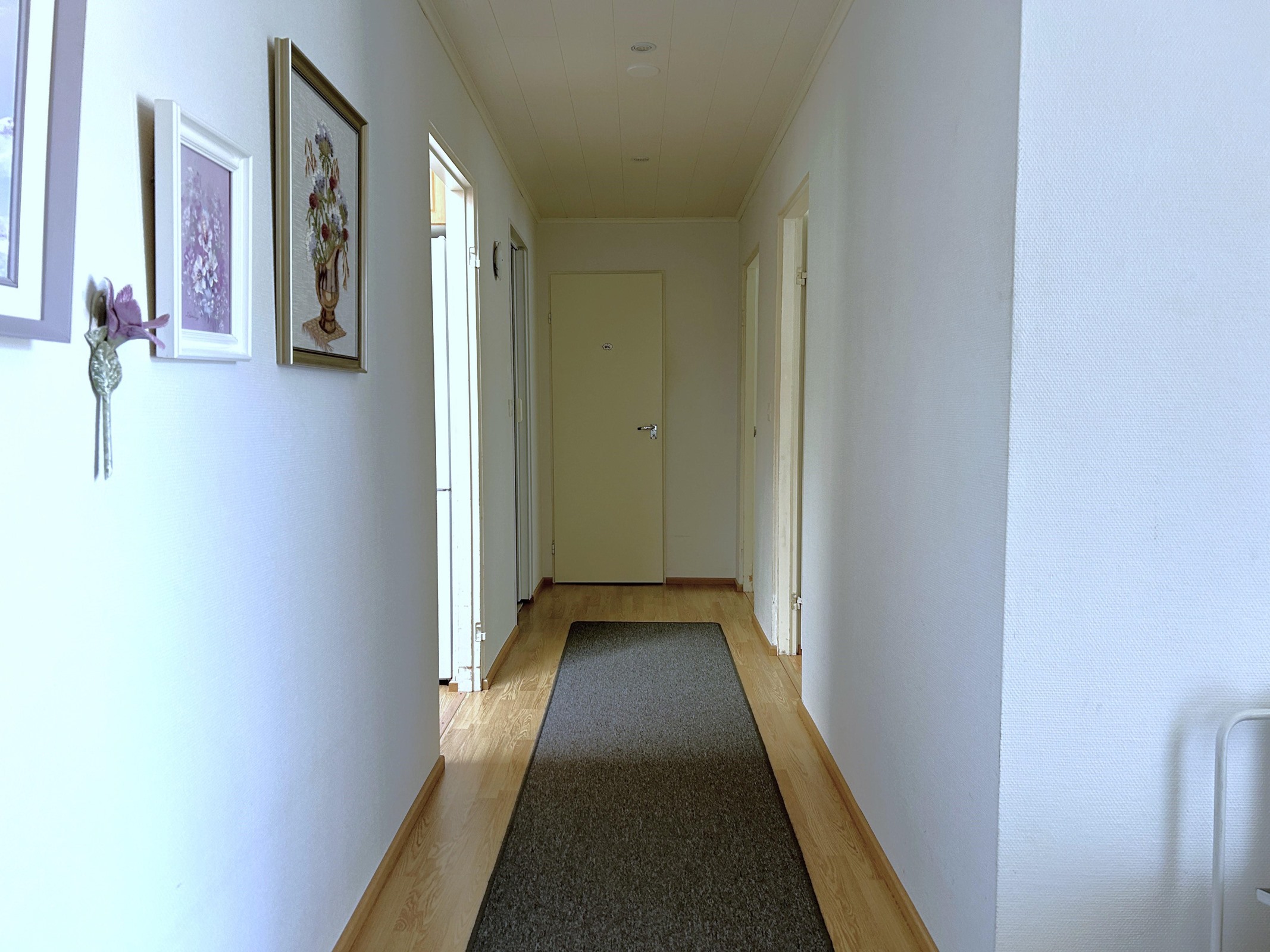 Eteinen, oikealla mh2 ja mh3, perällä wc ja khh