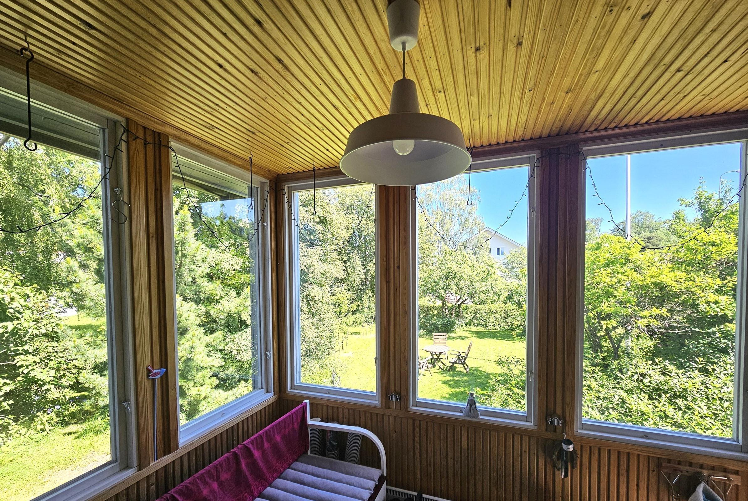 kuistia ja näkymää pihalle