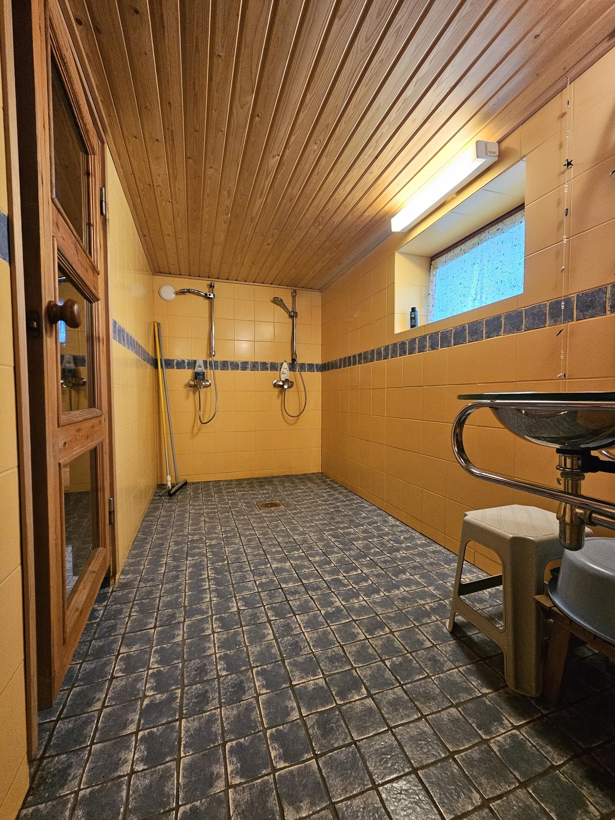 kylpyhuone saunan yhteydessä