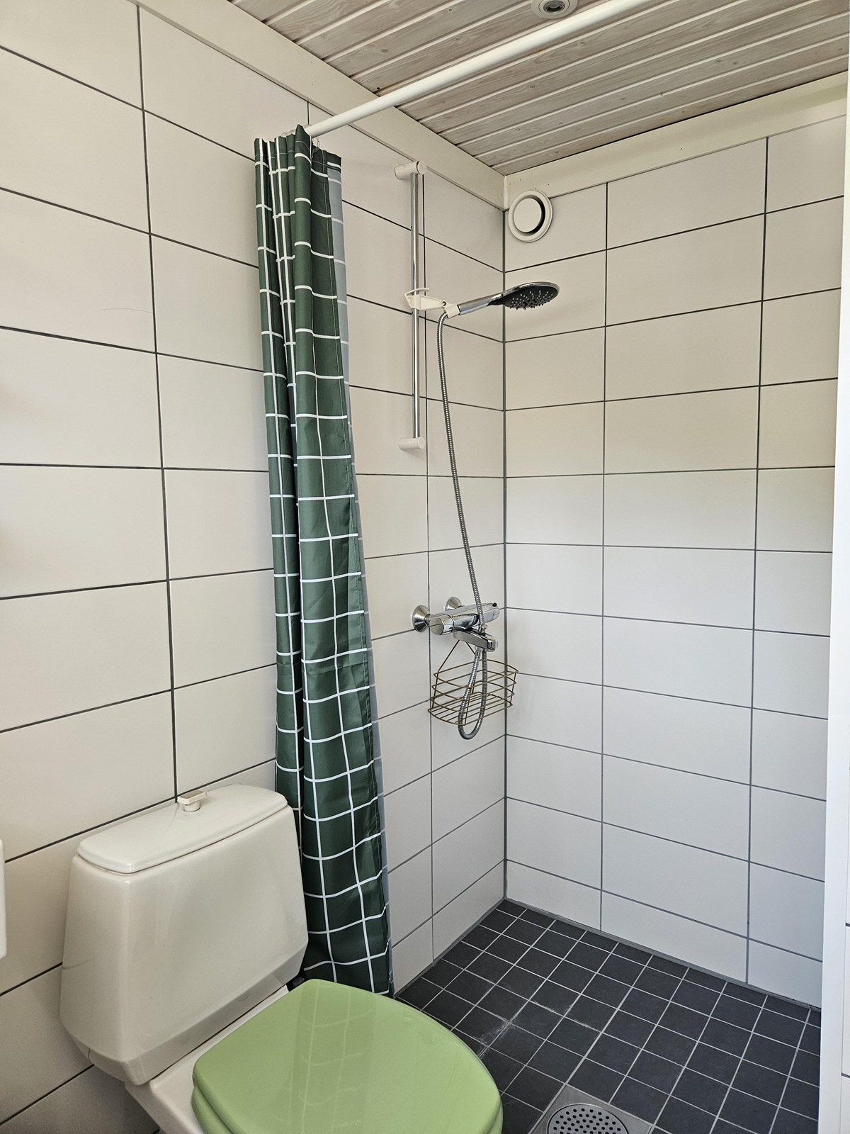 uusittu kylpyhuone/wc yläkerrassa