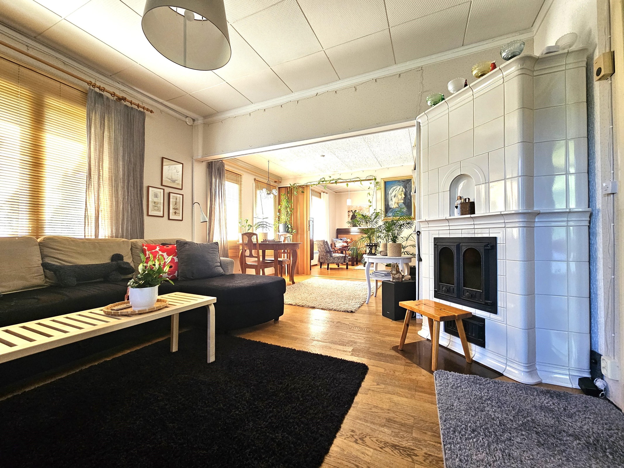 olohuonetta, jossa varaava takka