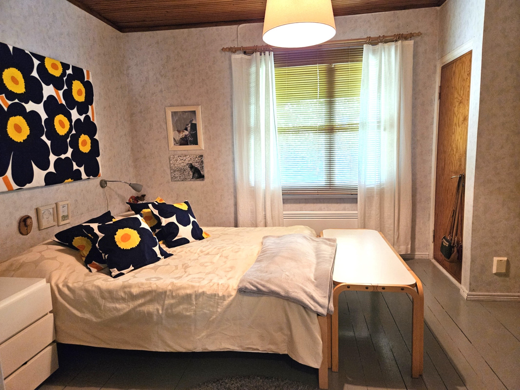 makuuhuone keskikerroksessa pihan puolella