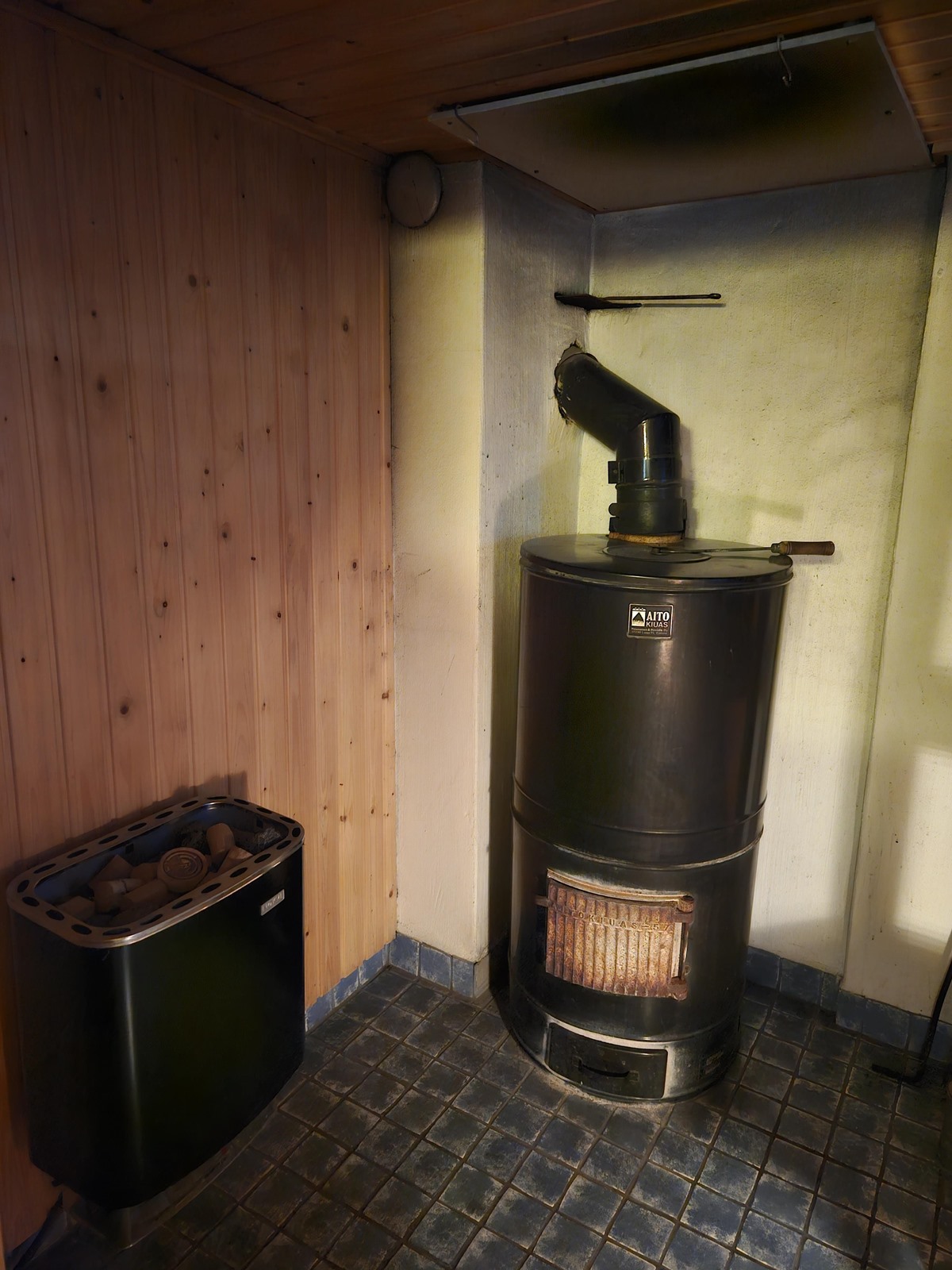 saunassa kaksi kiuasta