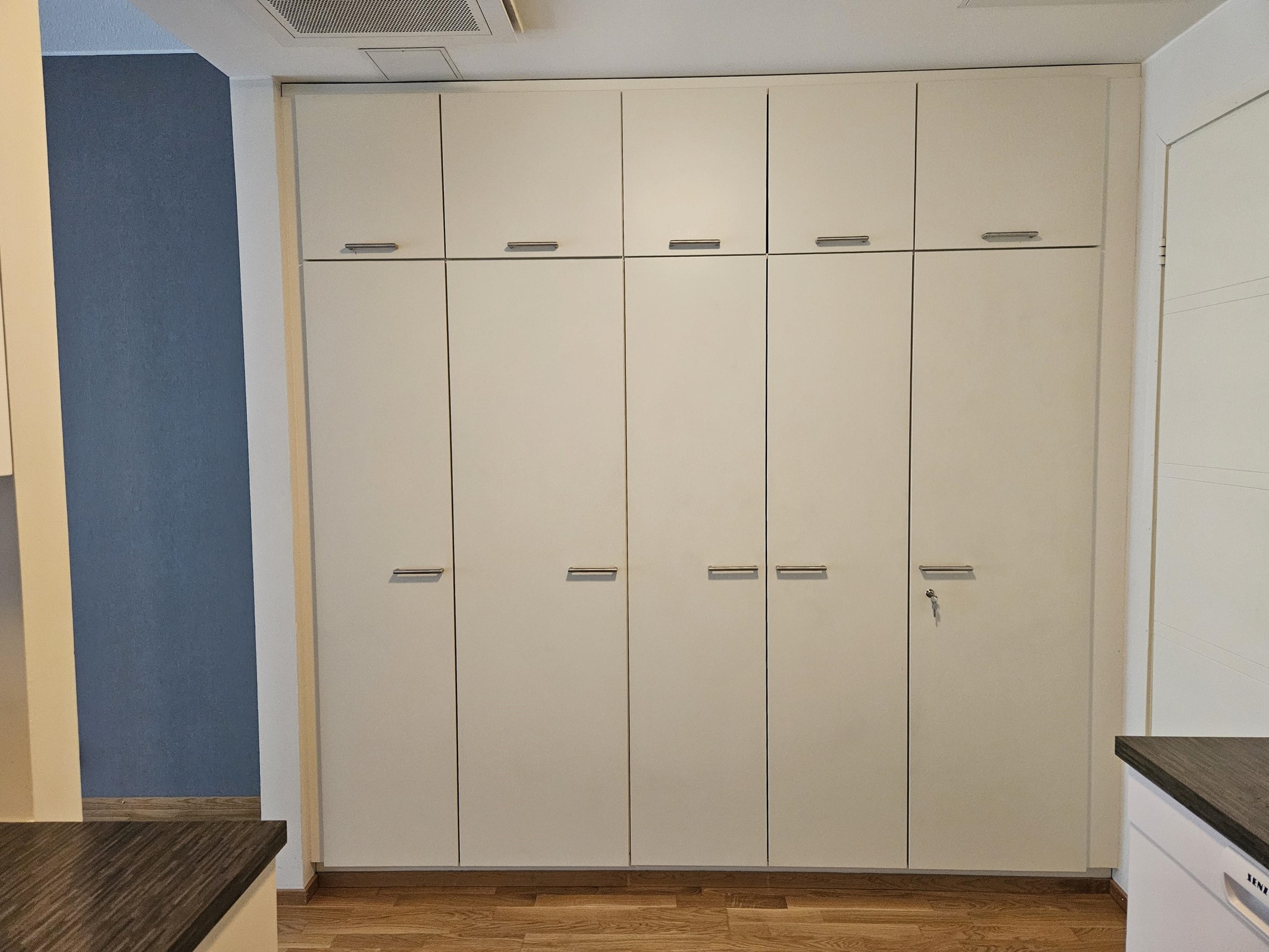 kaapistoja eteistilassa