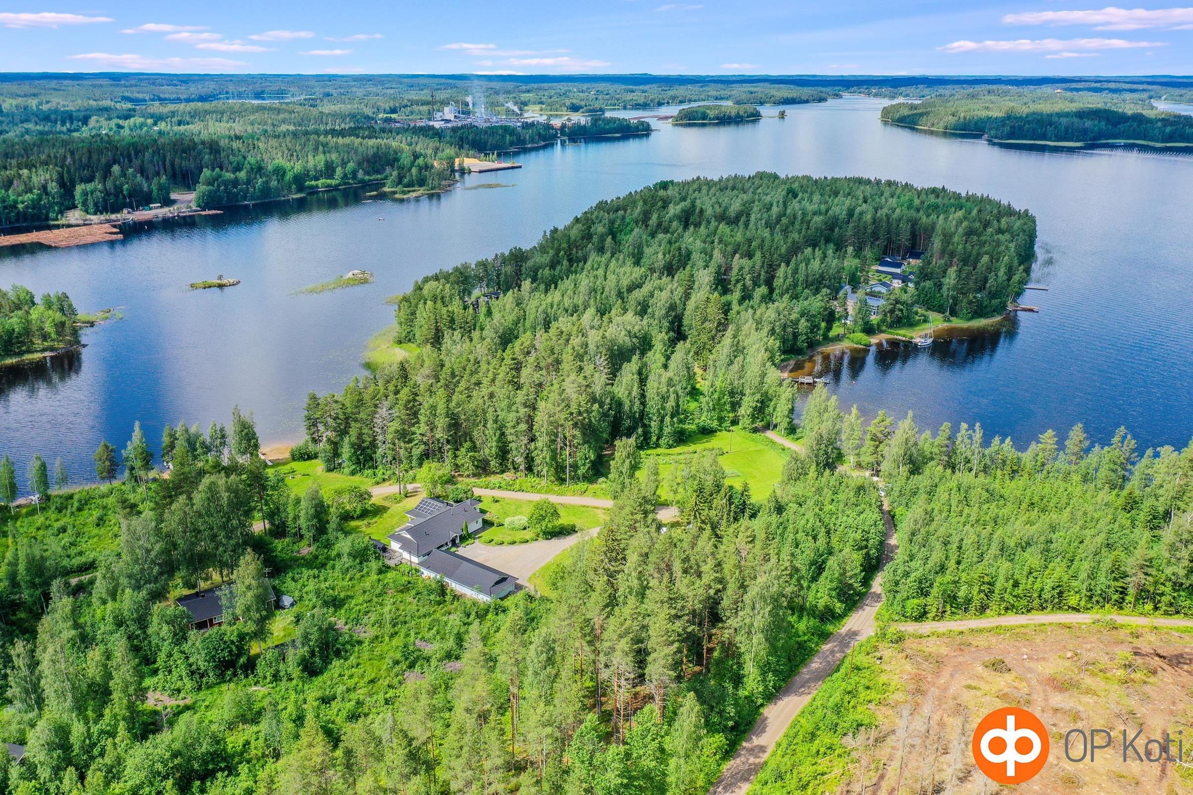 Yöveden rannalla oleva omakotitalo