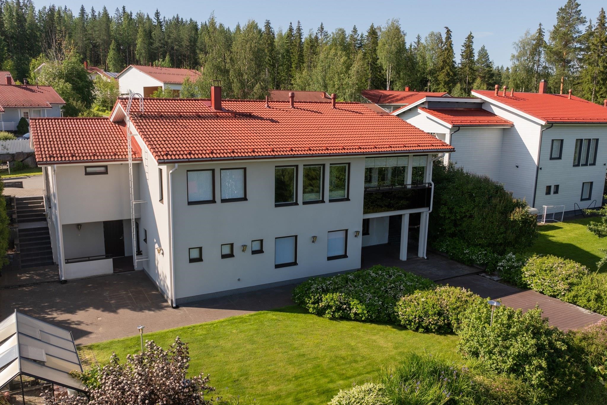 lisäkuvaa takapihan puolelta