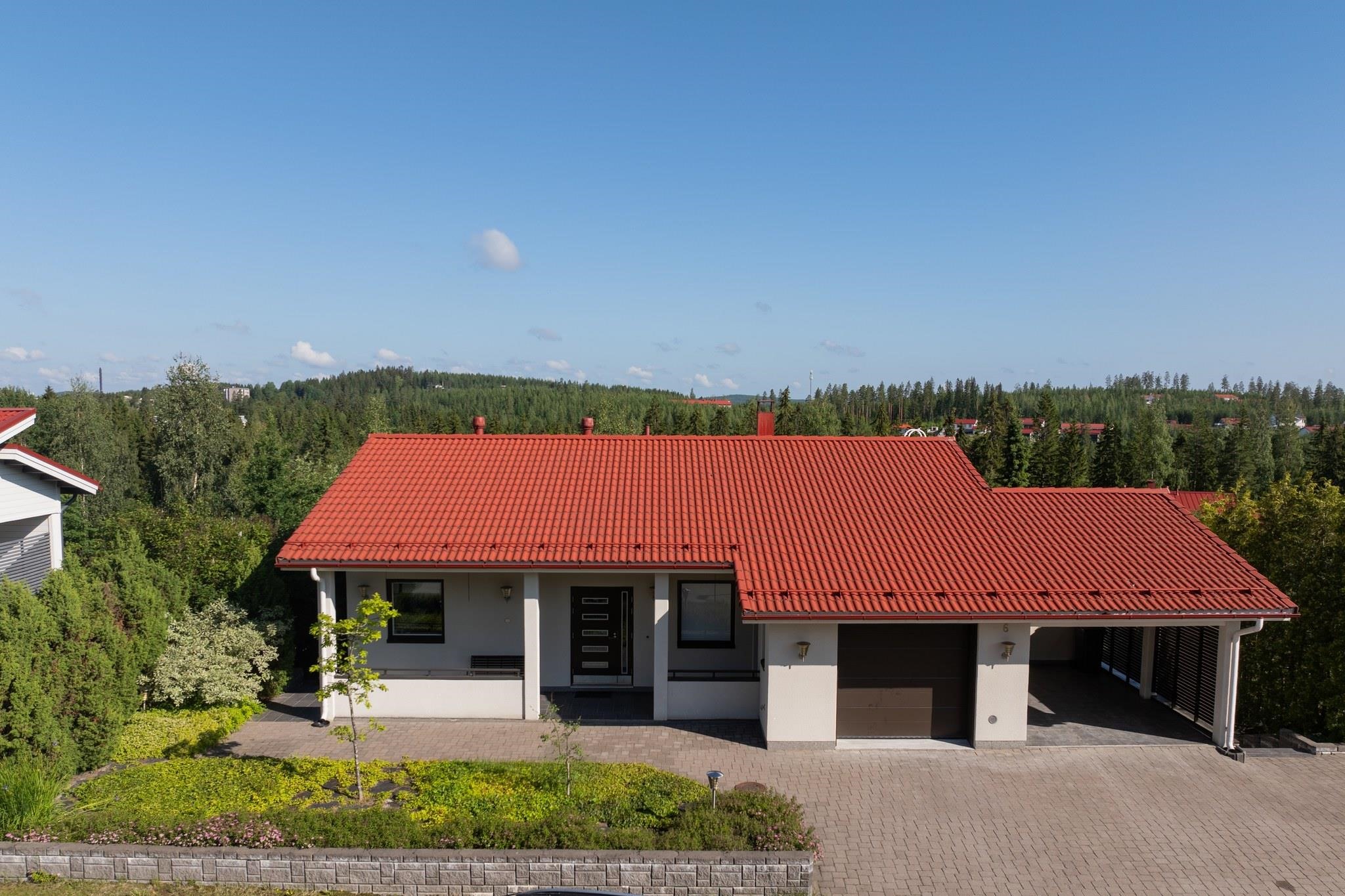 julkikuvaa etupihalta