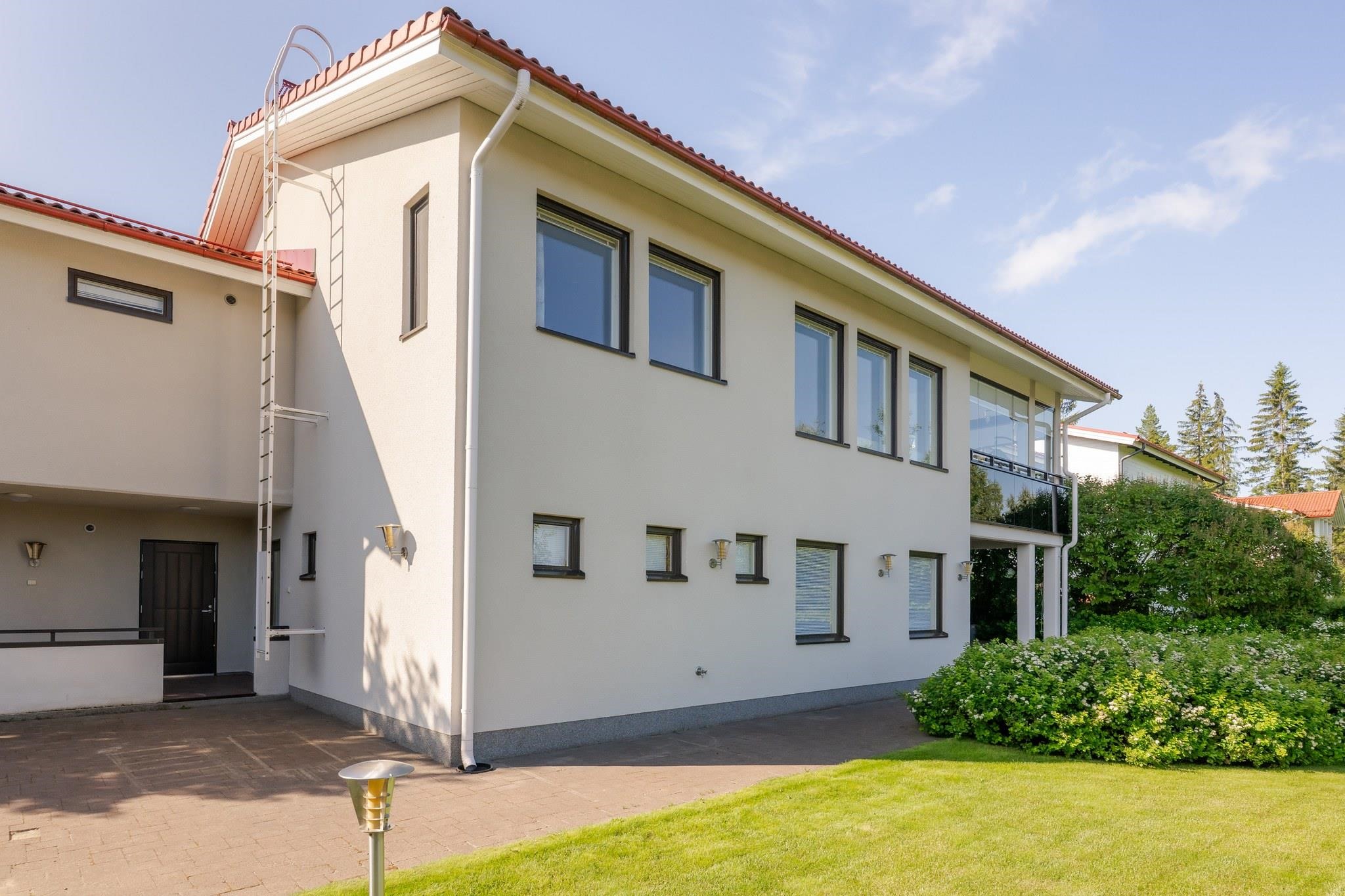 kuvakulmaa takapihalta