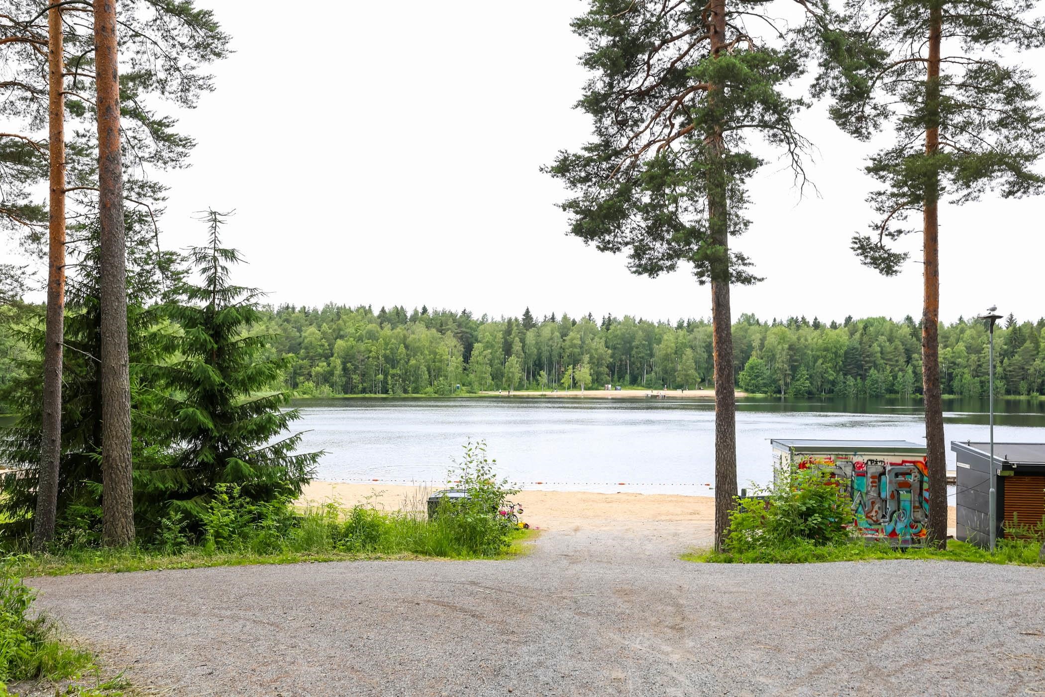 Tesomajärvi ja ulkoilumaastot ihan vieressä