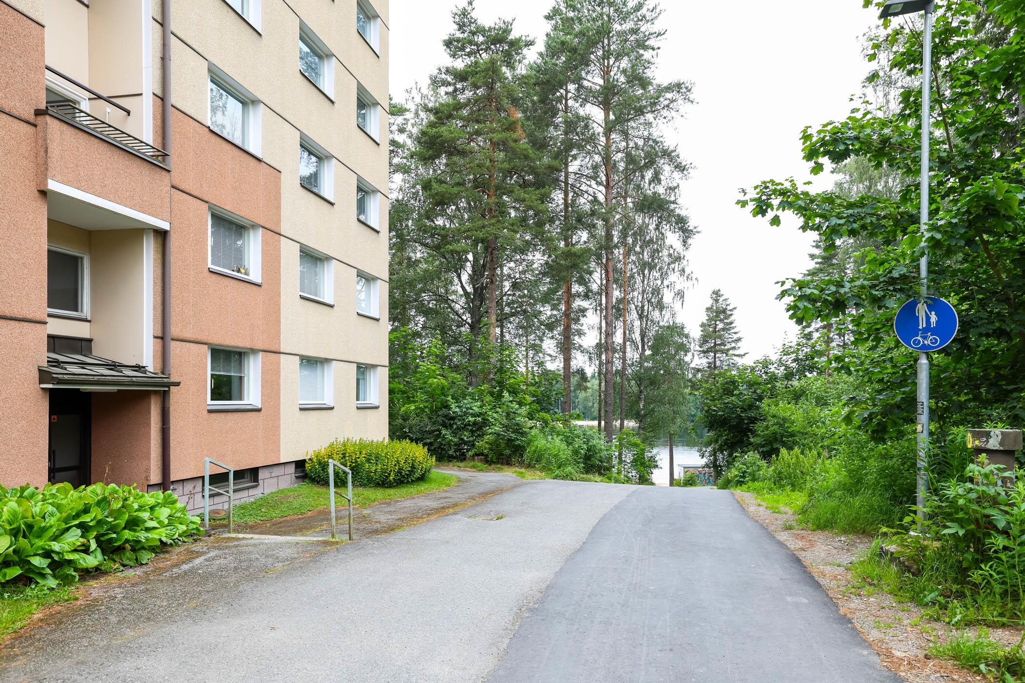Tesomajärven vieressä