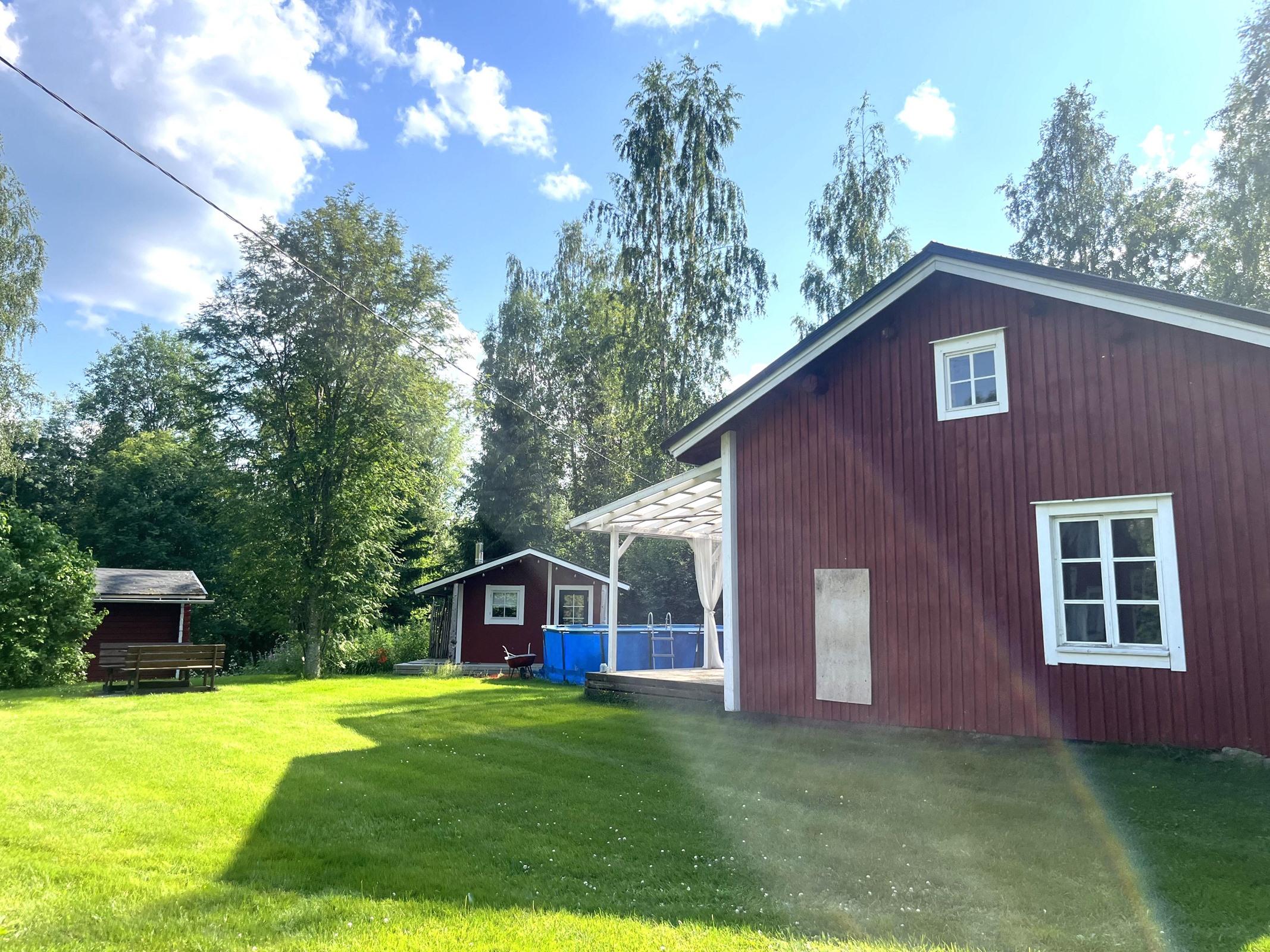 Pihapiiriä aitta, sauna ja vanha tupa