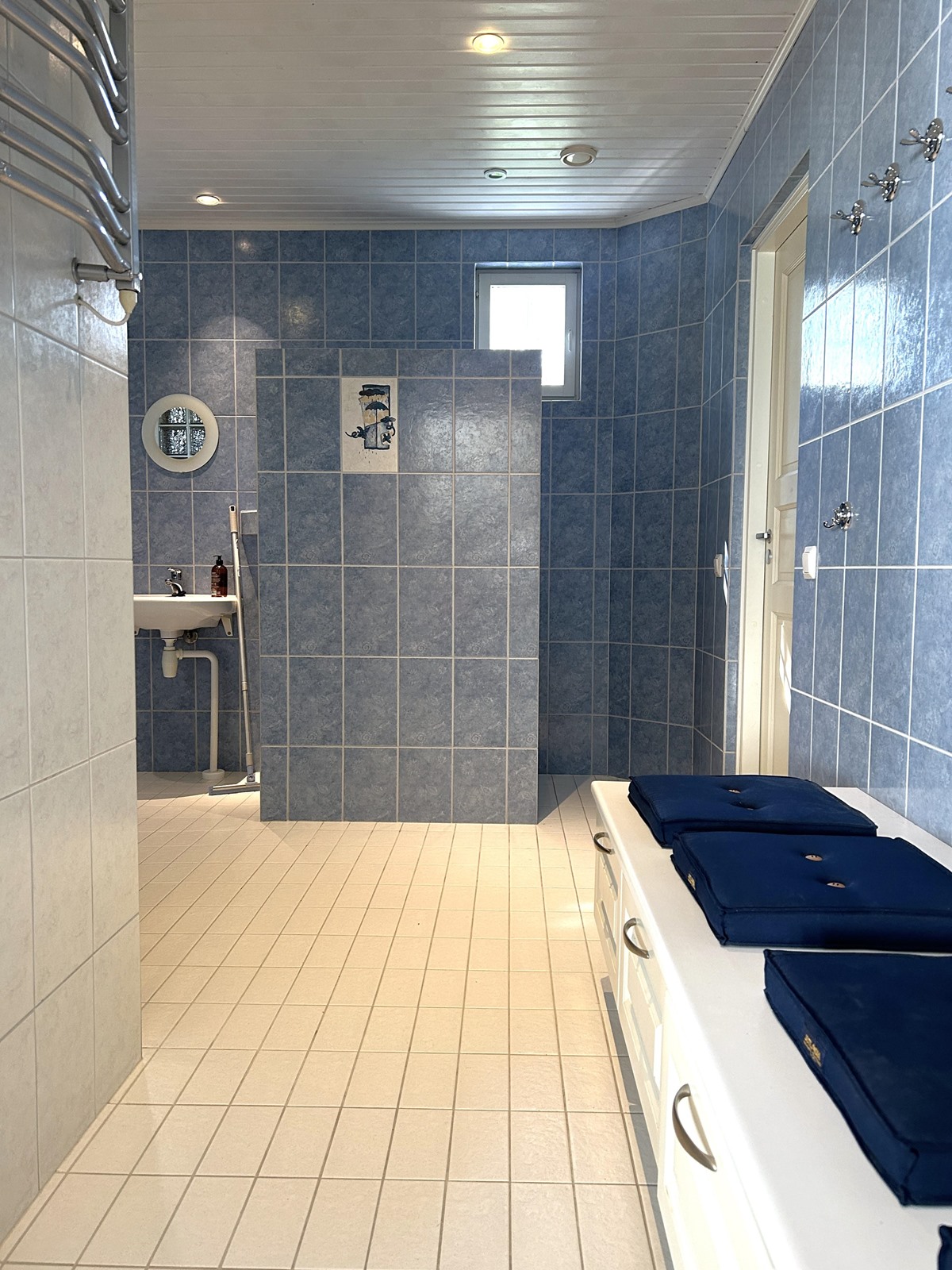 Alakerran kylpyhuone/wc