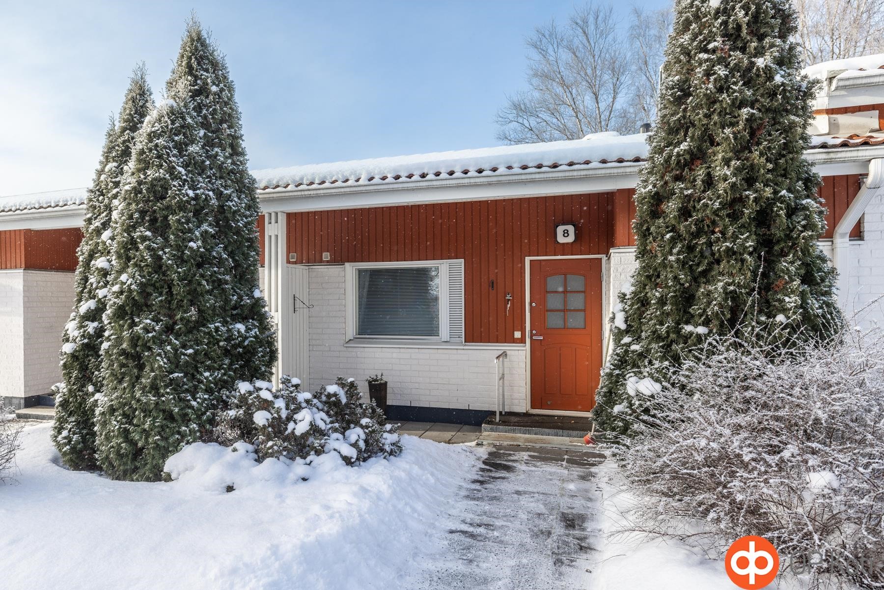 Sisäänkäynti ja etupiha