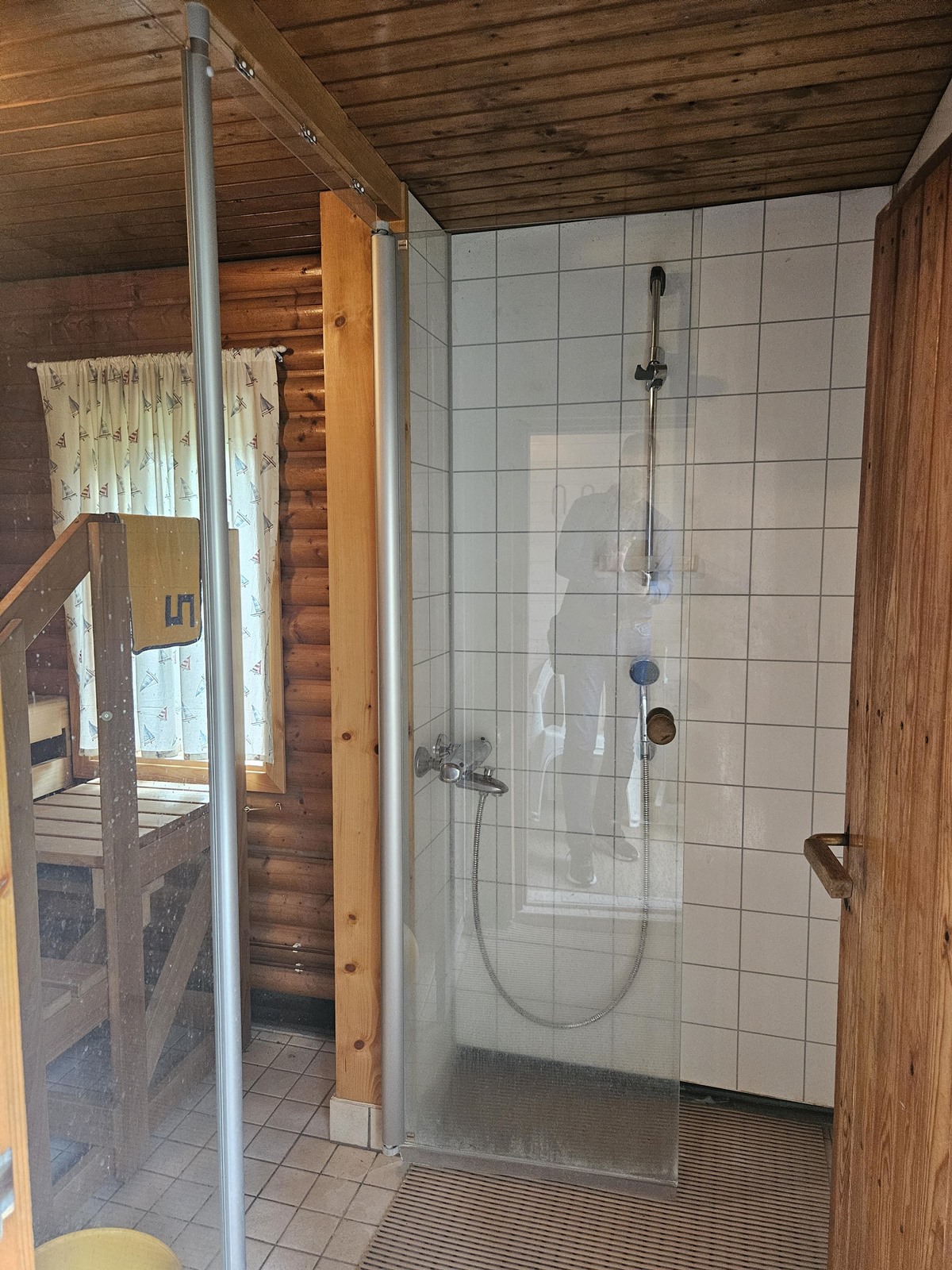suihku piharakennuksessa