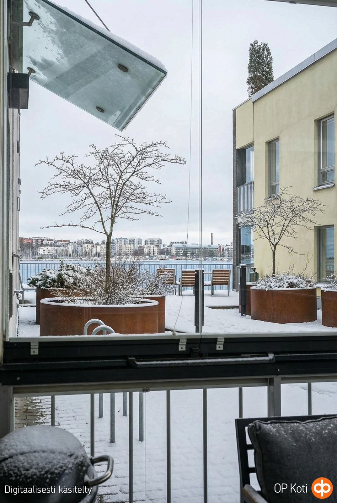 Lasitetulta parvekkeelta pilkottaa meri.