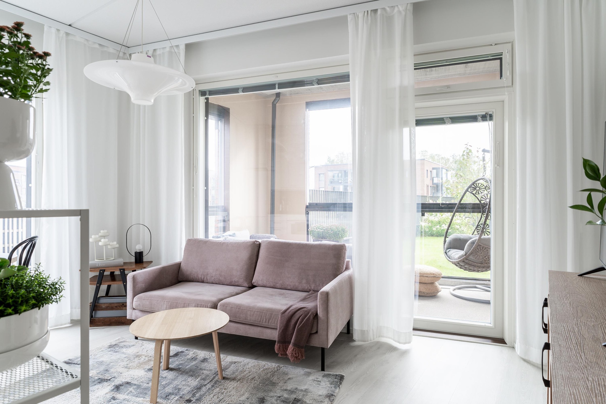 Olohuone/parveke näkymää viherpihalle