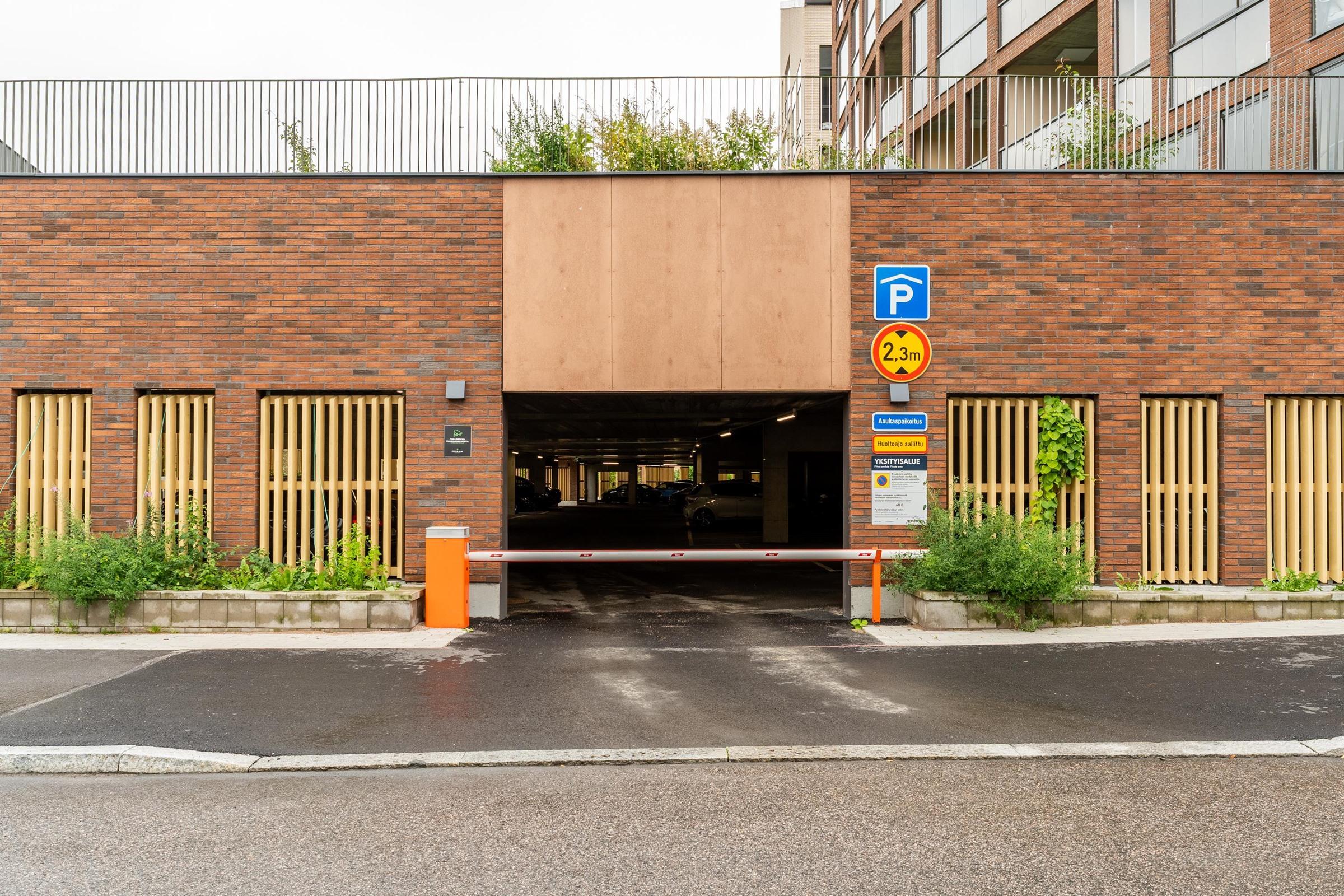 Autohallin sisäänkäynti