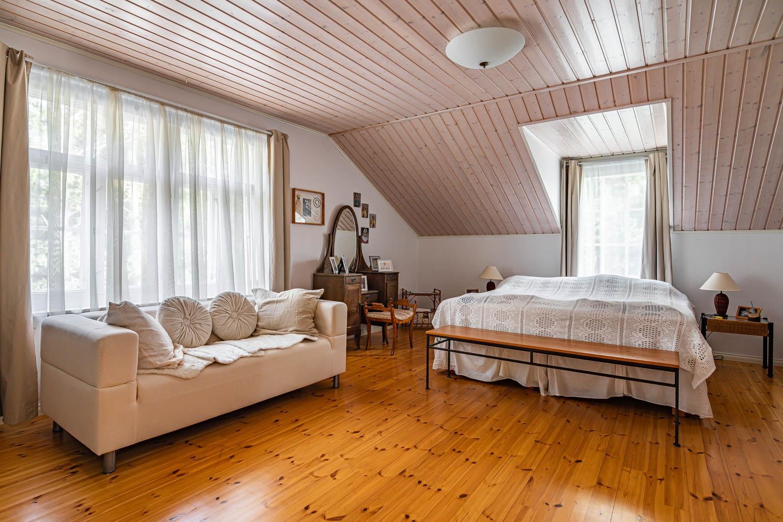 yläkerran päämakuuhuone