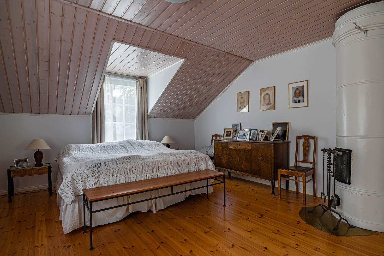 yläkerran päämakuuhuone