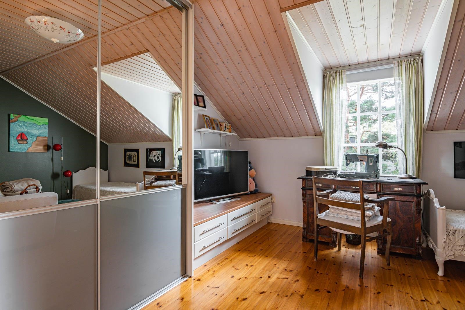 yläkerran pienempi makuuhuone