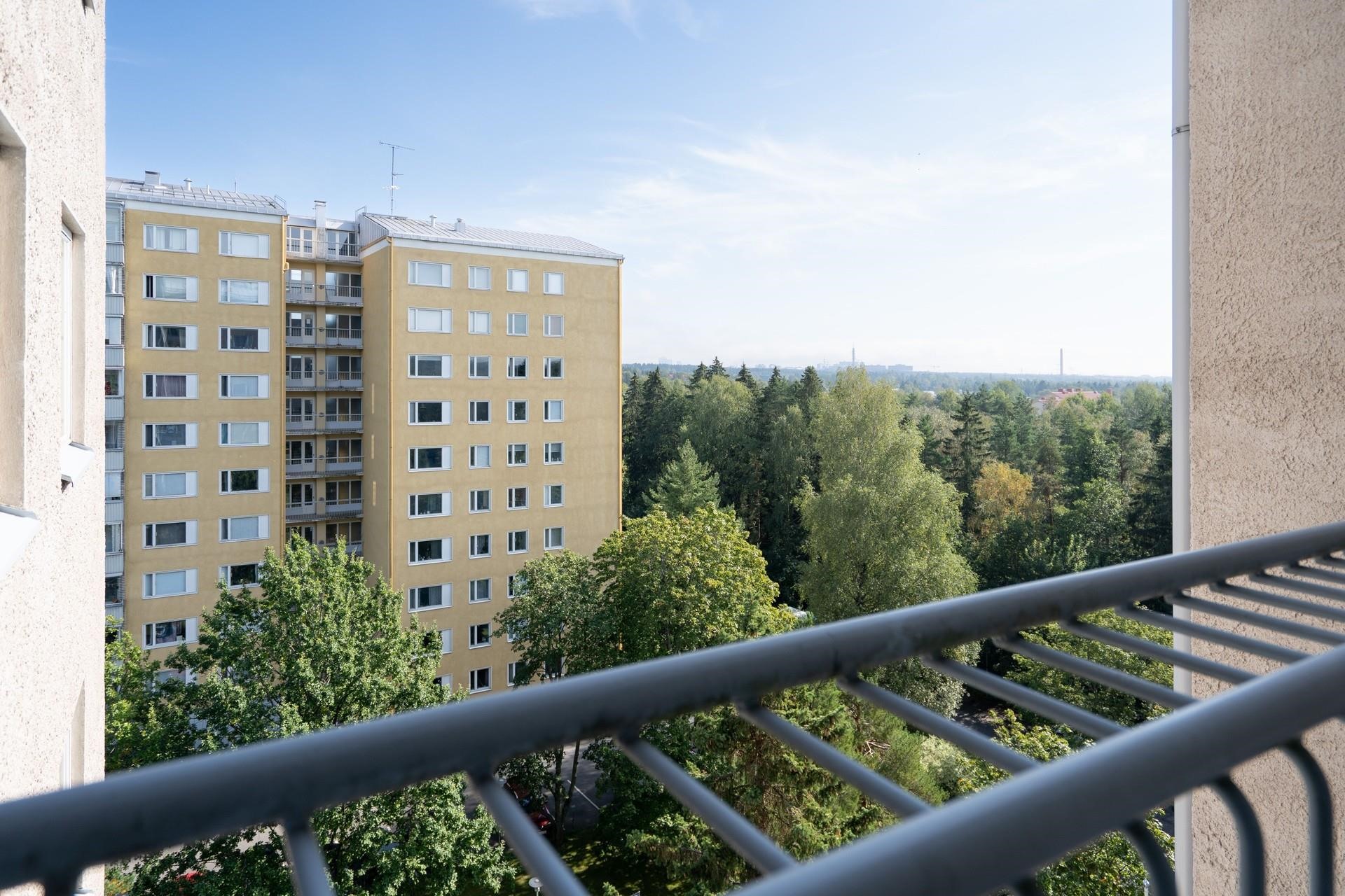 Tuuletusparveke heti kodin ulko-oven vieressä.