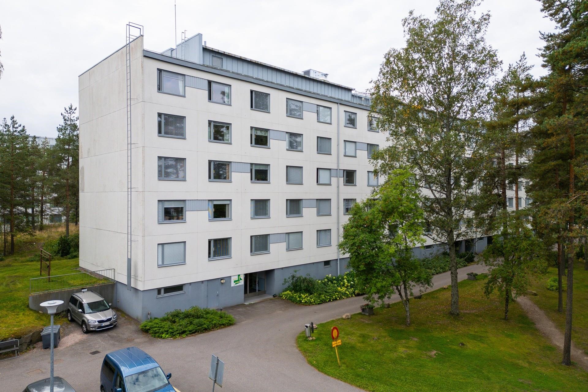 Pihalla kotatyyppinen grilli ja leikkipaikka