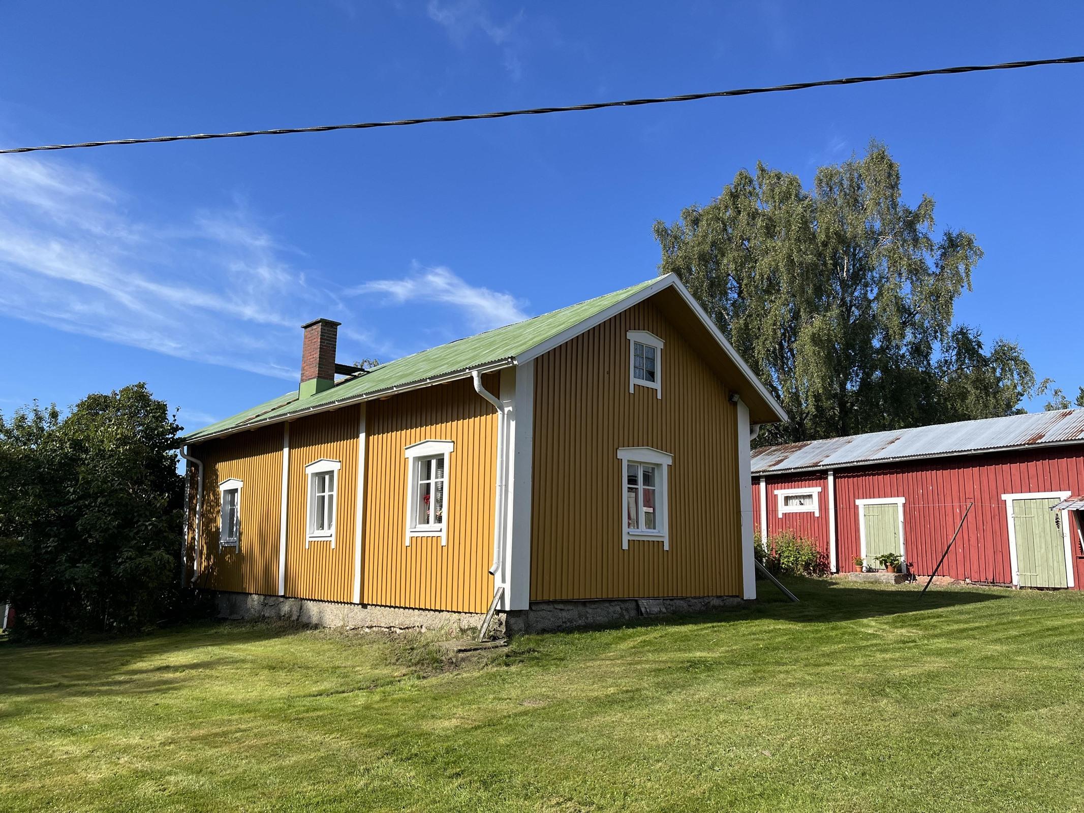 päärakennus ja taustalla varastorakennus