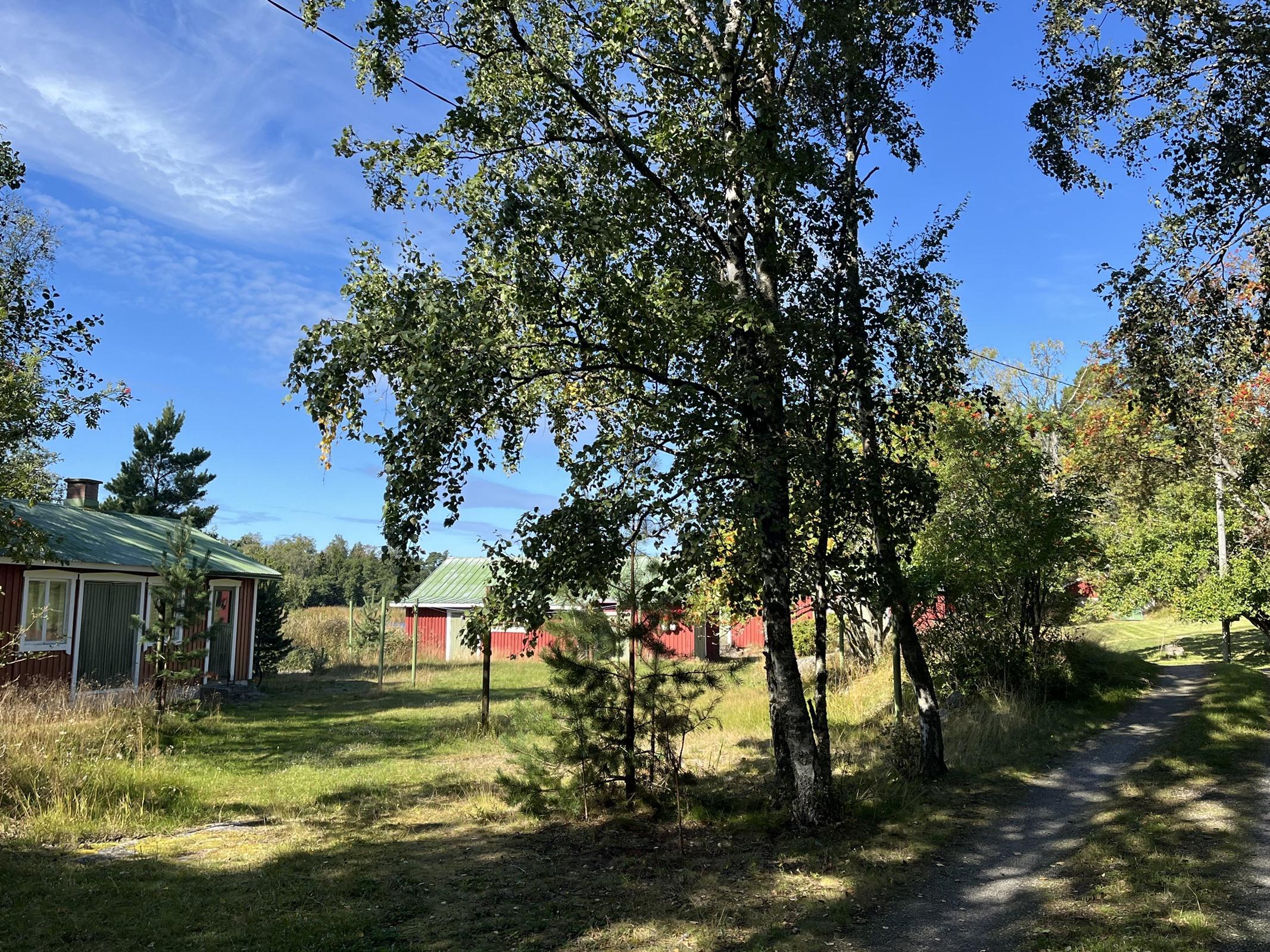 tästä tullaan pihaan, verstasrakennus vasemmalla