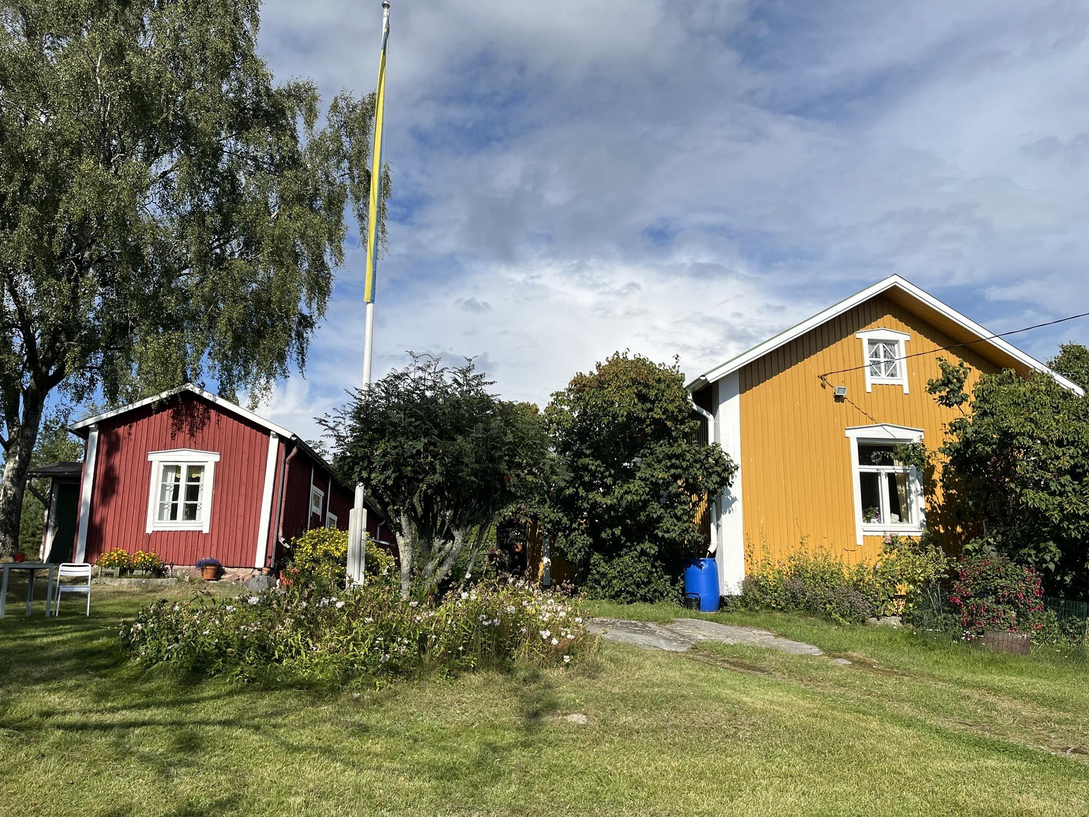 päärakennus rannan suunnasta katsottuna