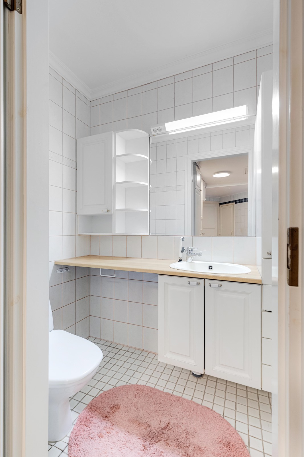 Wc kodinhoitohuoneen yhteydessä