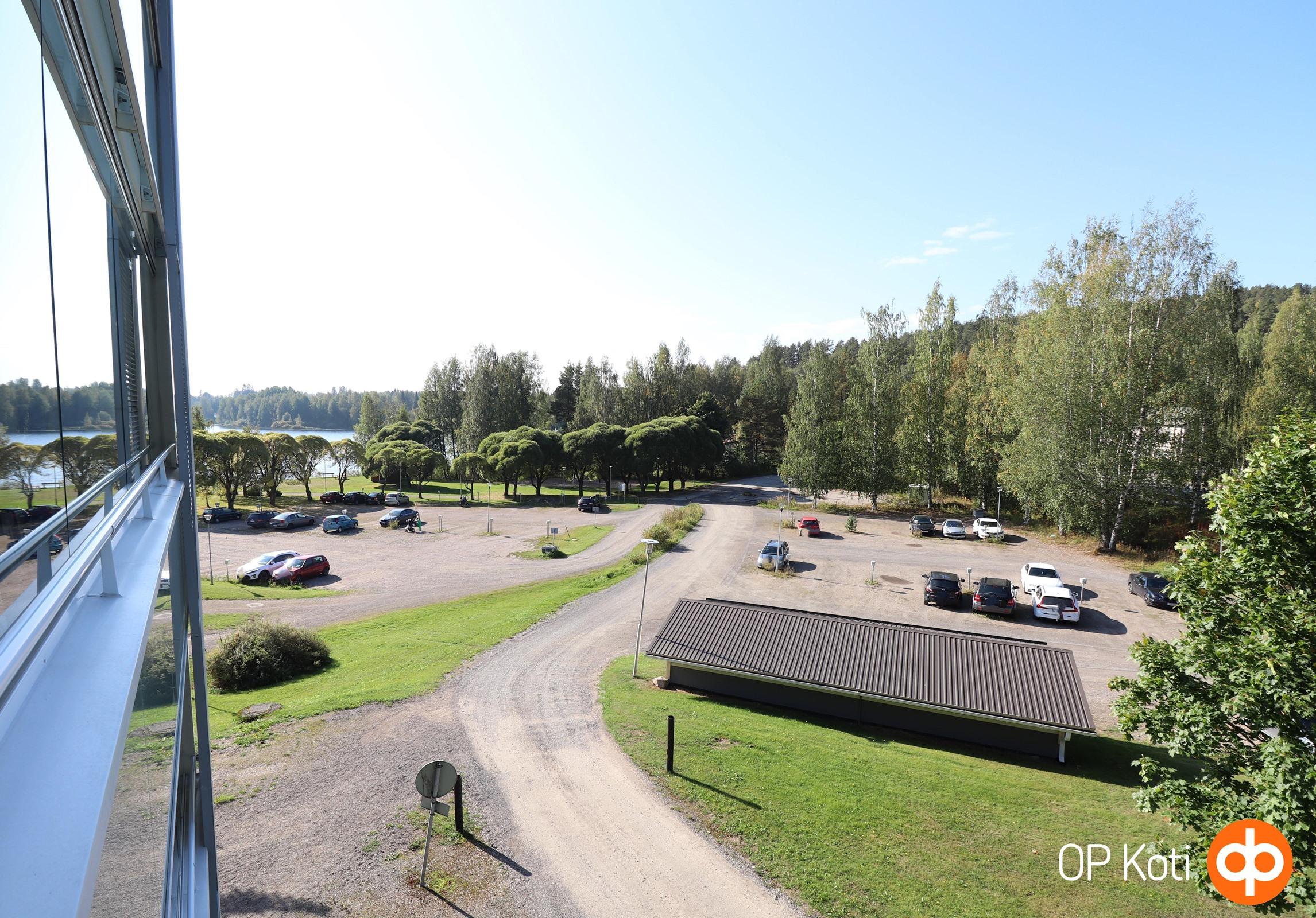 Näkymä parvekkeelta kurkistaen
