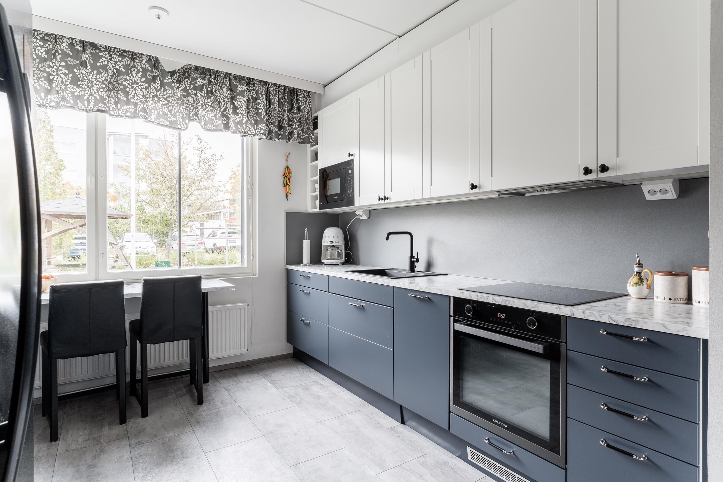 Tyylikkäästi remontoitu kokonaisuus, jossa moderni