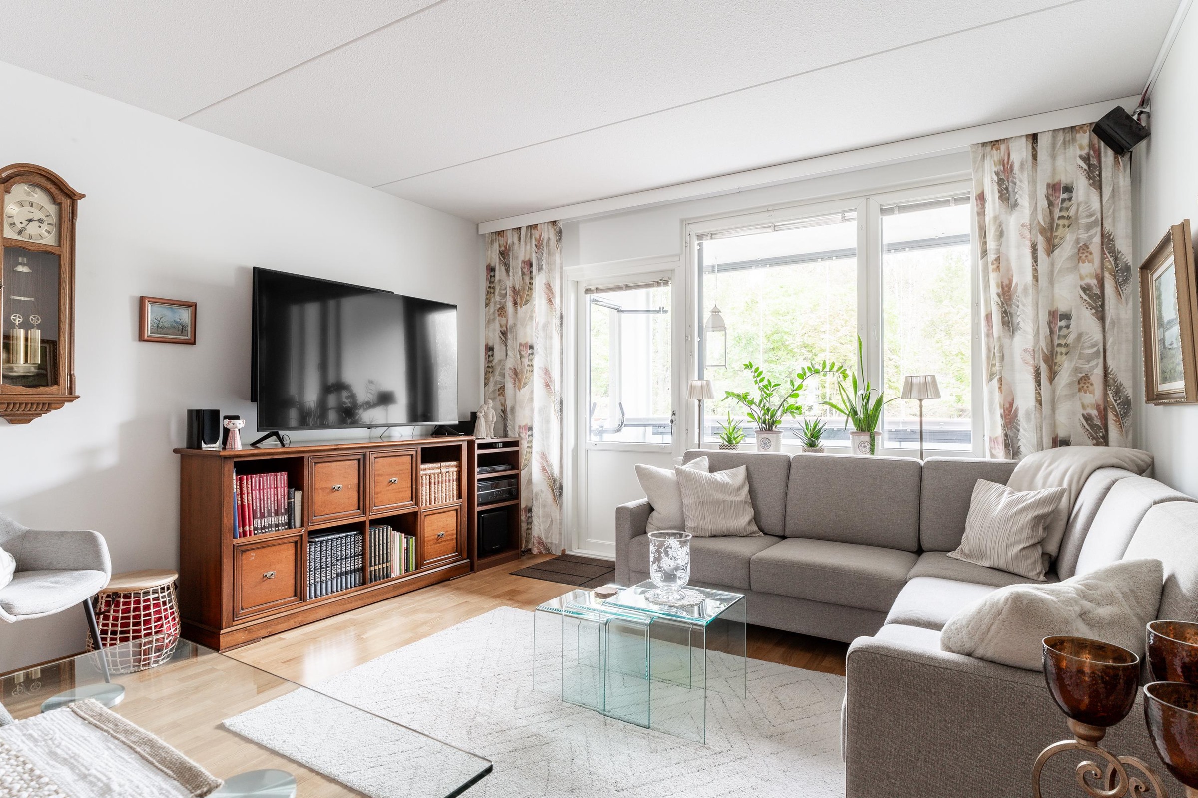 Valoisa ja avara olohuone, jossa on helppo sisusta