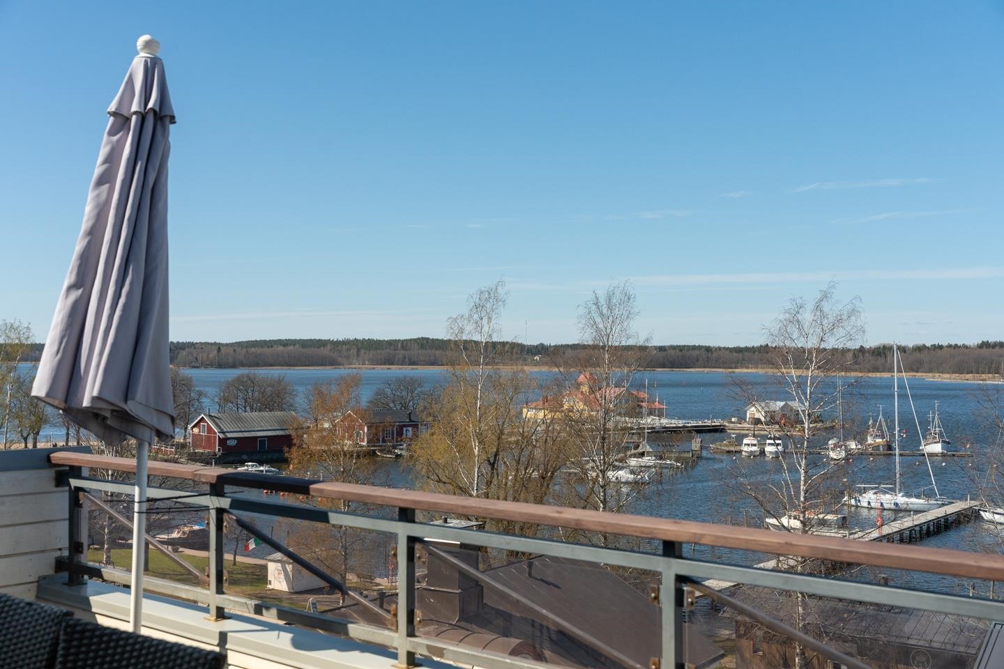 Näkymä keittiön parvekkeelta/ Utsikt från kökets b