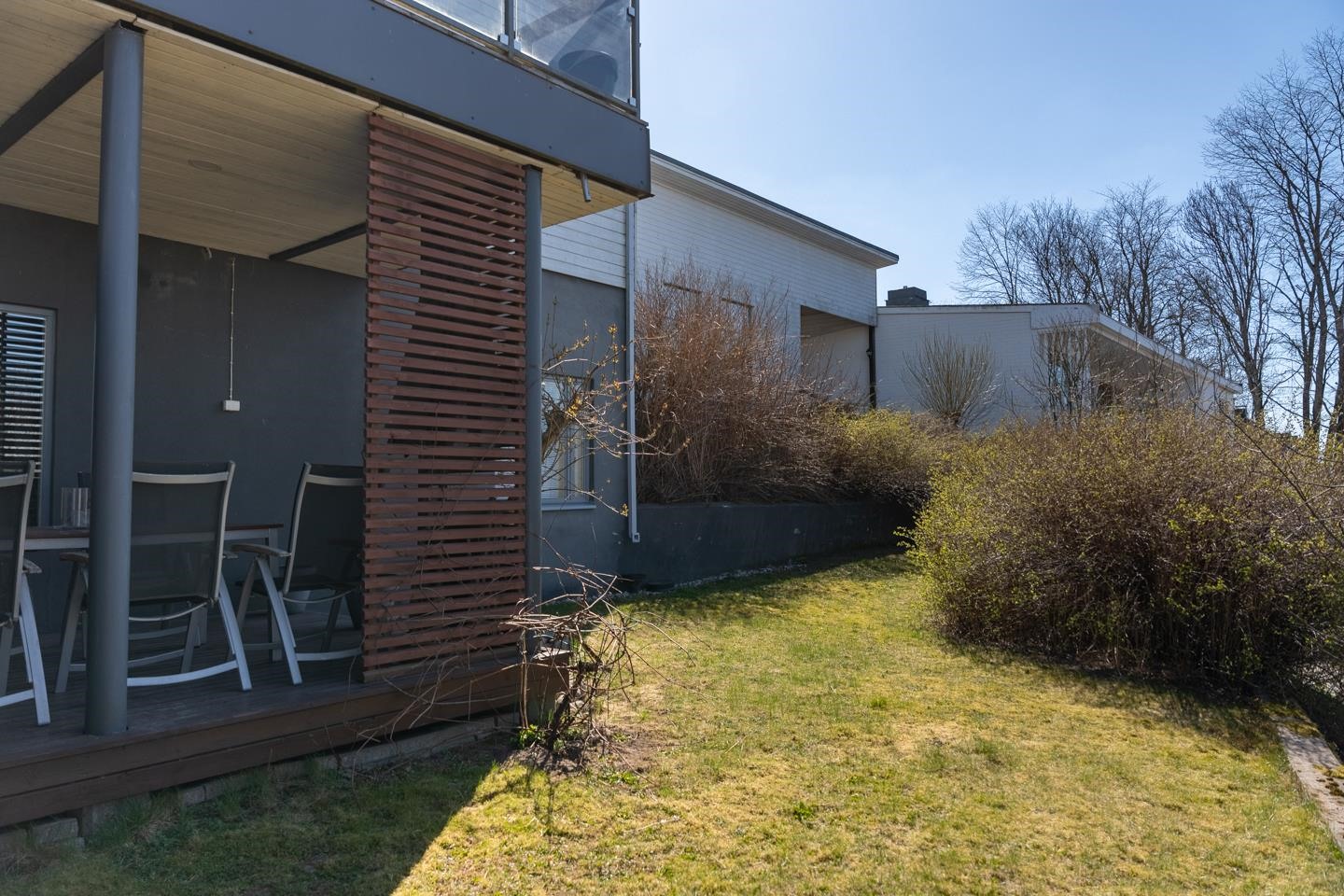 Takapiha / Bakgård