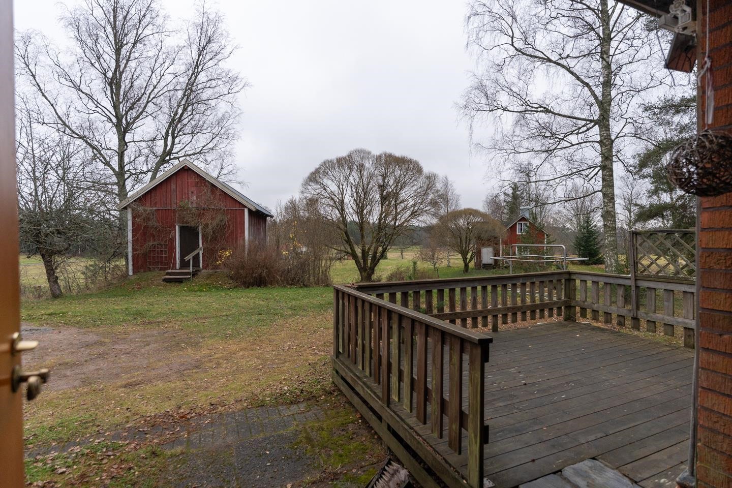 Näkymä ulko-ovesta / Sett från ytterdörren