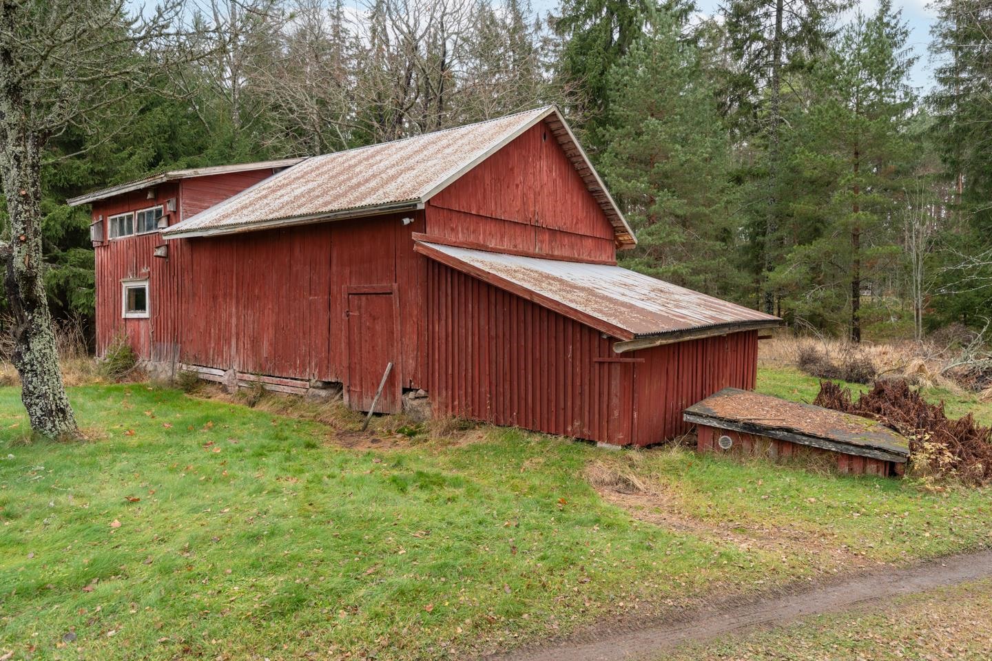 Vanha navetta / Gamla ladugården