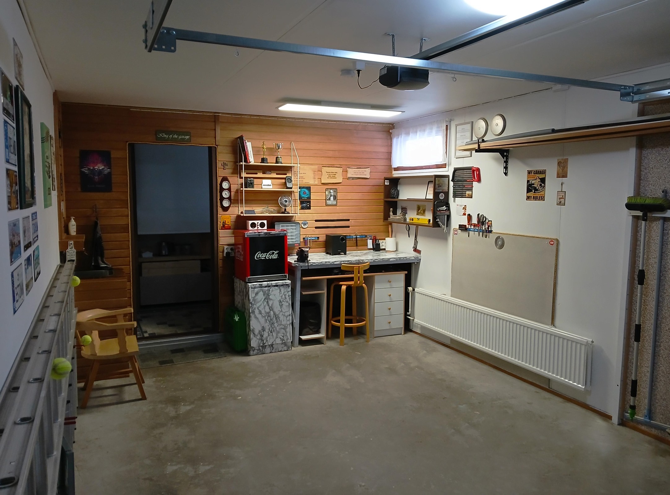 Autotalli ja perällä varastotilaa