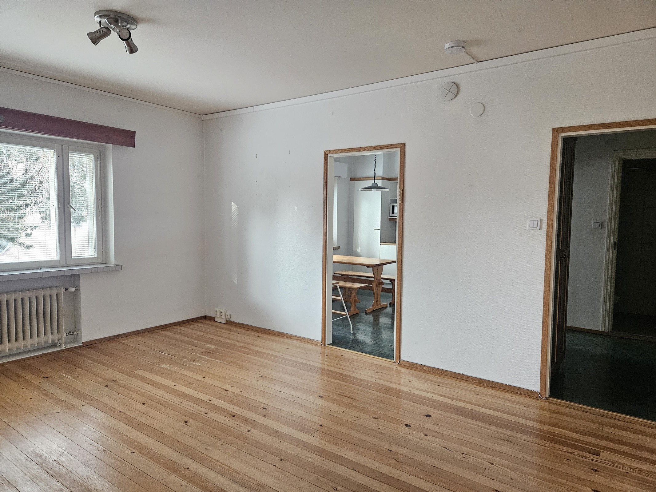 huonetta, vasemmalla kulku keittiöön, oikealla ete