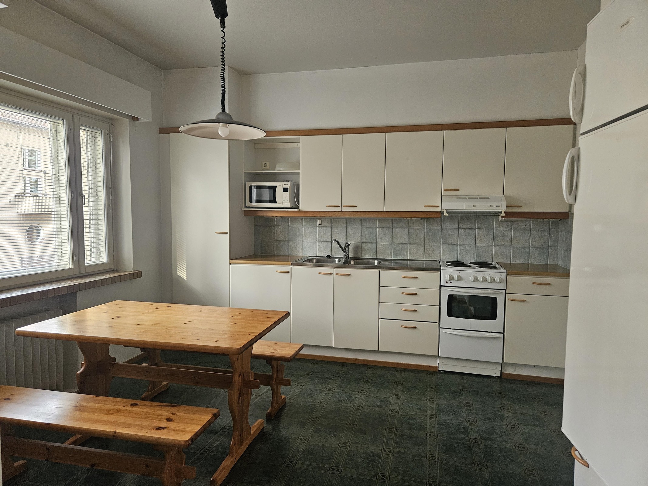 asunnossa todella tilava keittiö