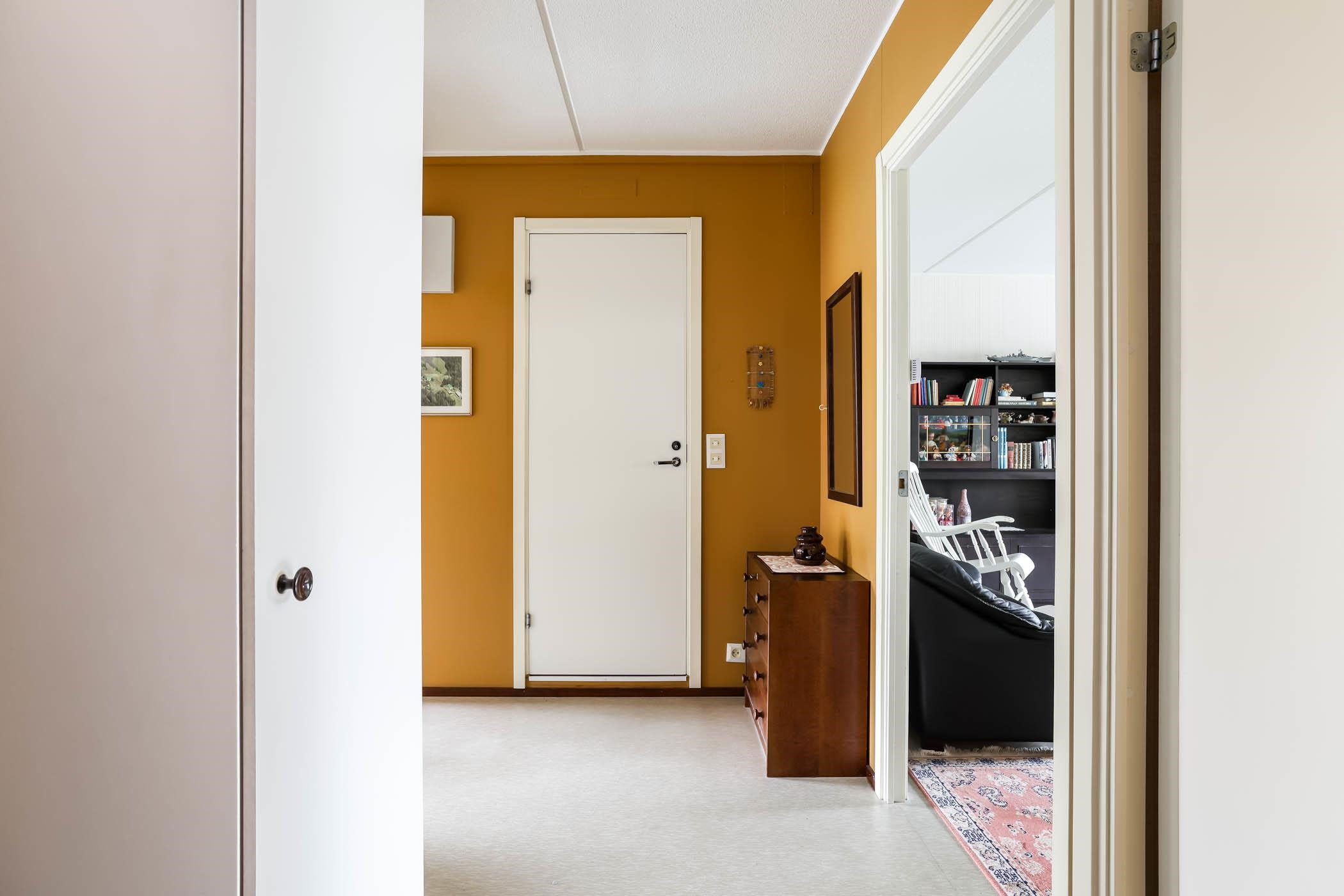 Läpitalon huoneisto, ikkunat etelään ja pohjoiseen