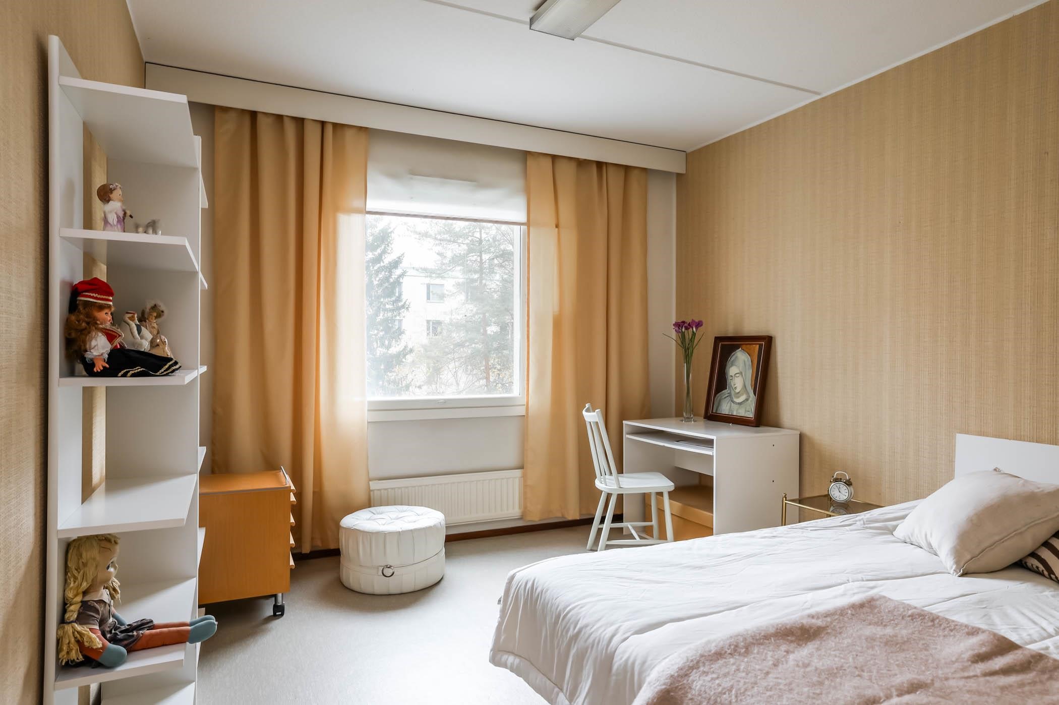 makuuhuoneen yhteydessä on vaatehuone